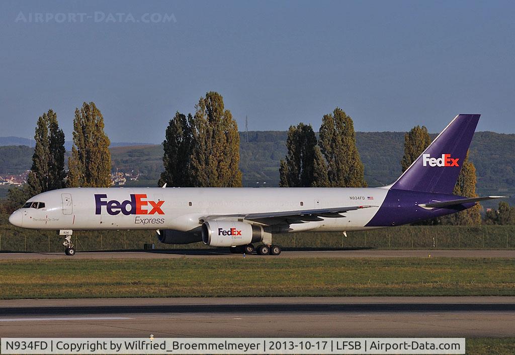 N934FD, 1988 Boeing 757-21B C/N 24331, Taxiing to Runway 16