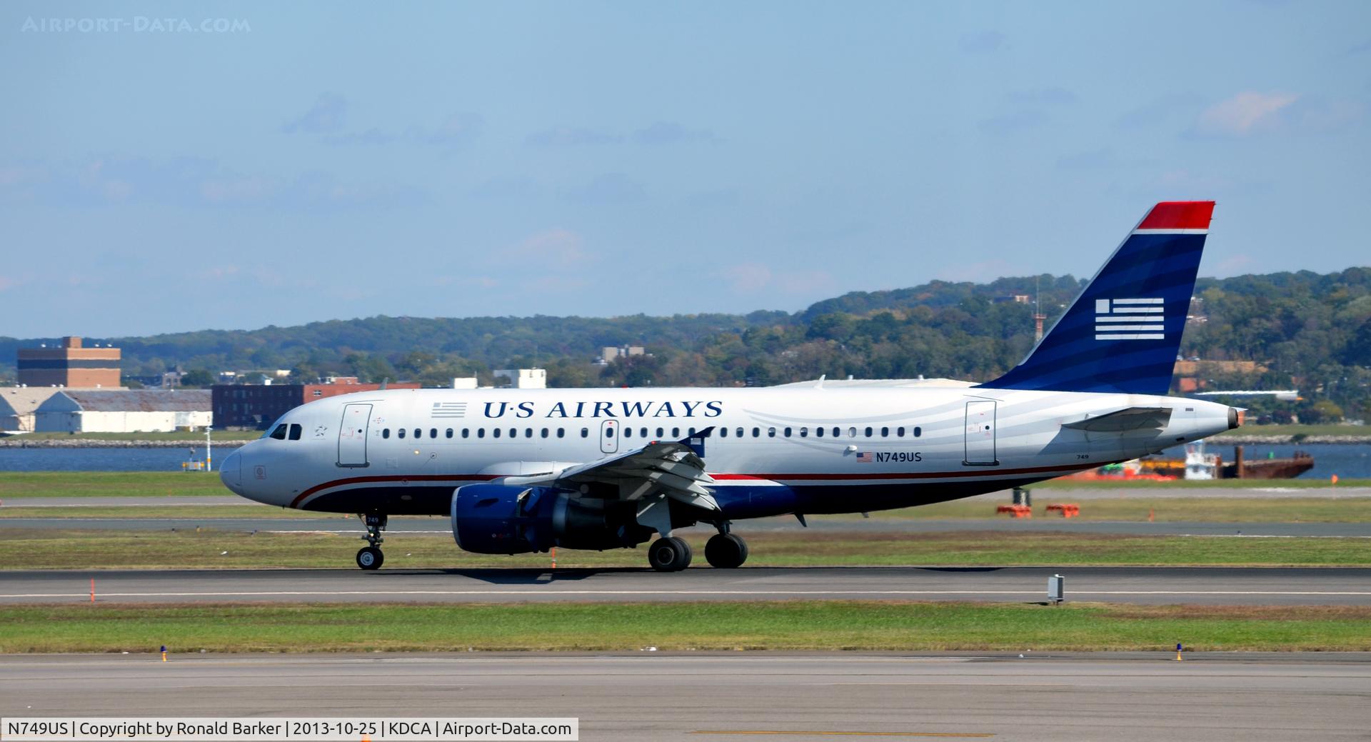 N749US, 2000 Airbus A319-112 C/N 1313, Landing roll DCA