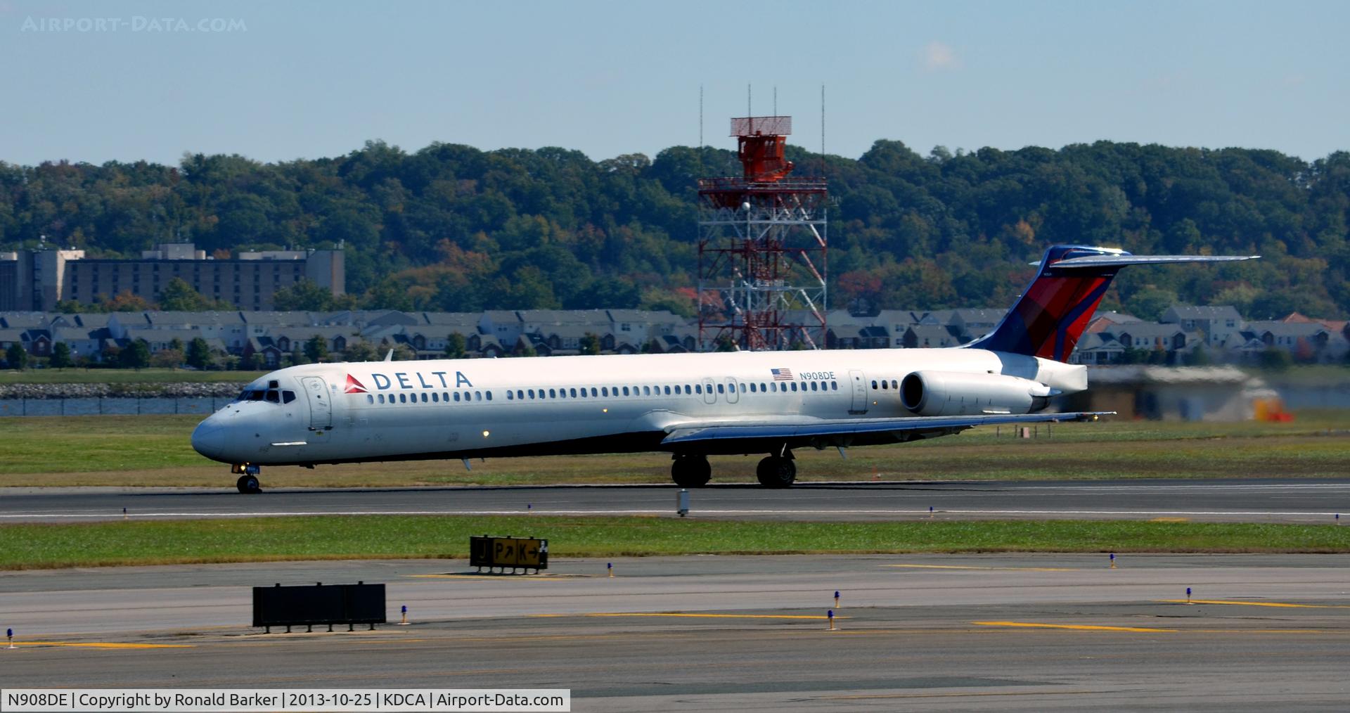 N908DE, 1992 McDonnell Douglas MD-88 C/N 53417, Takeoff DCA