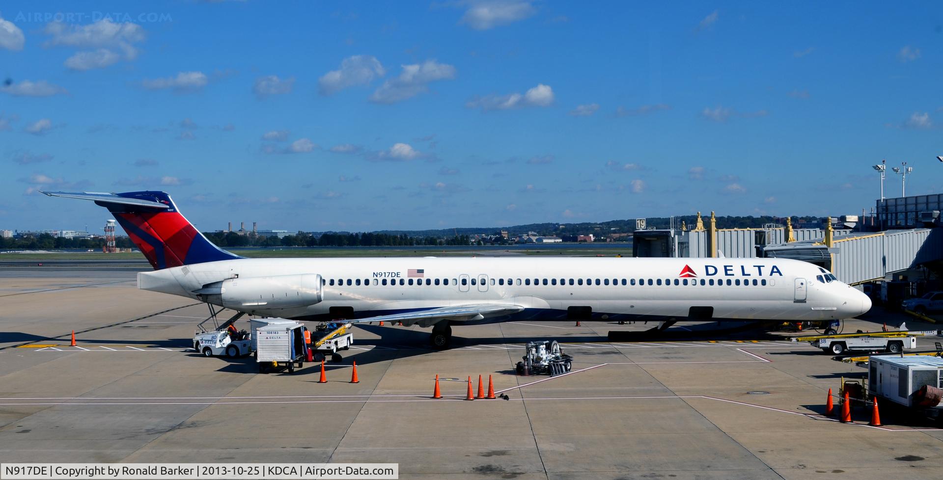 N917DE, 1993 McDonnell Douglas MD-88 C/N 49958, Gate 17 DCA