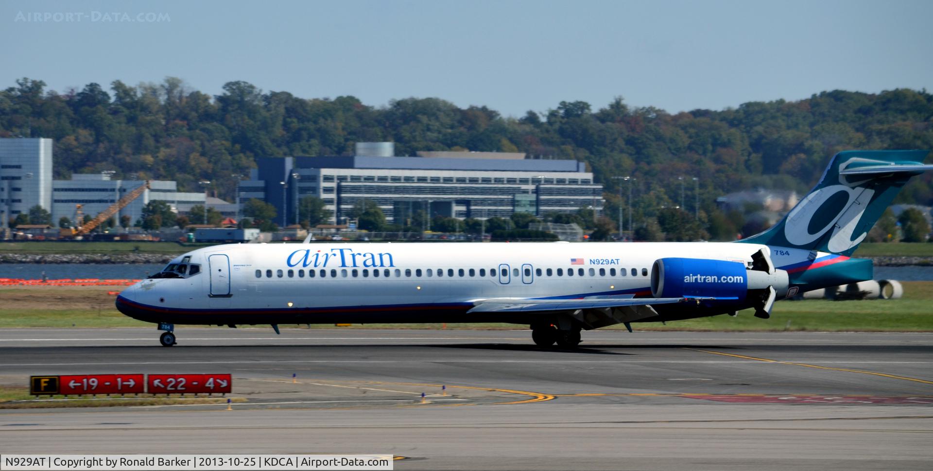 N929AT, 2000 Boeing 717-200 C/N 55075, Landing, check the thrust reversers, DCA