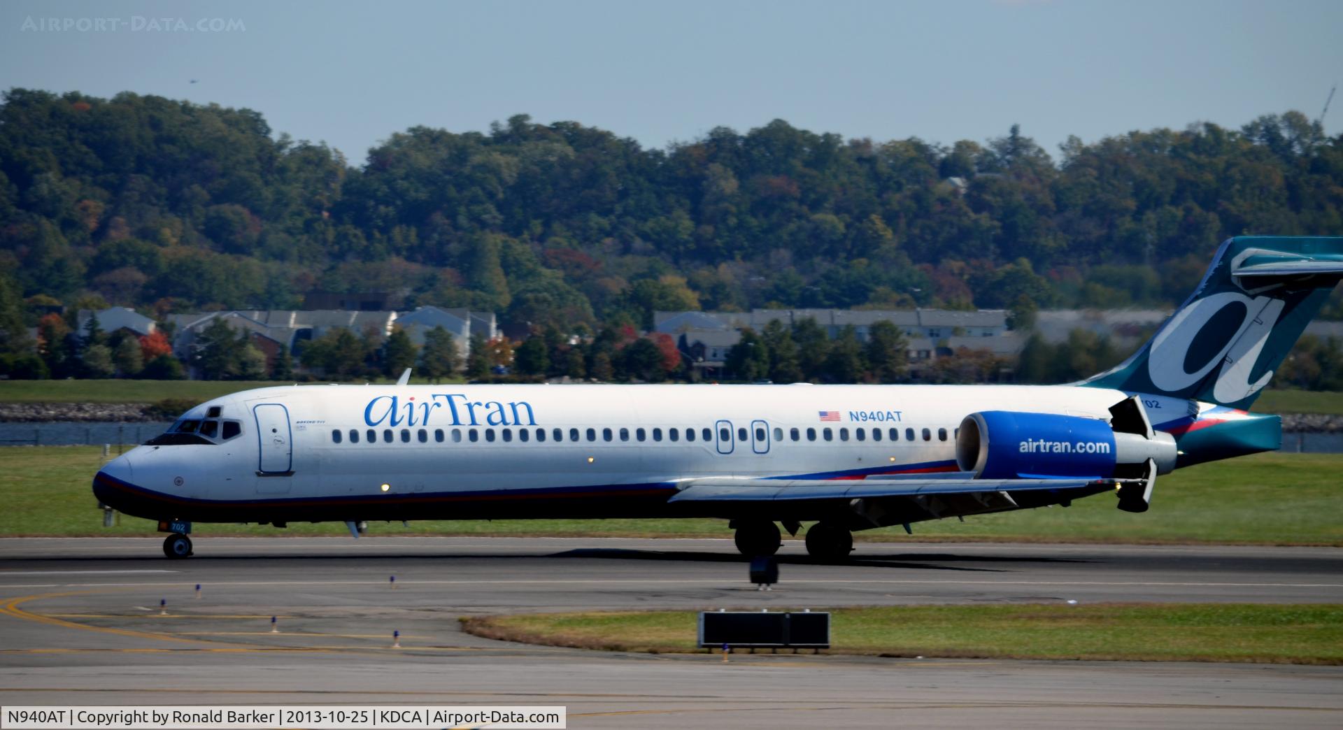 N940AT, 1999 Boeing 717-2BD C/N 55004, Landing check the thrust reversers  DCA