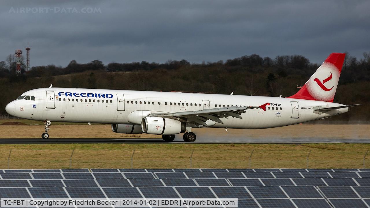 TC-FBT, 1998 Airbus A321-131 C/N 855, decelerating after touchdown