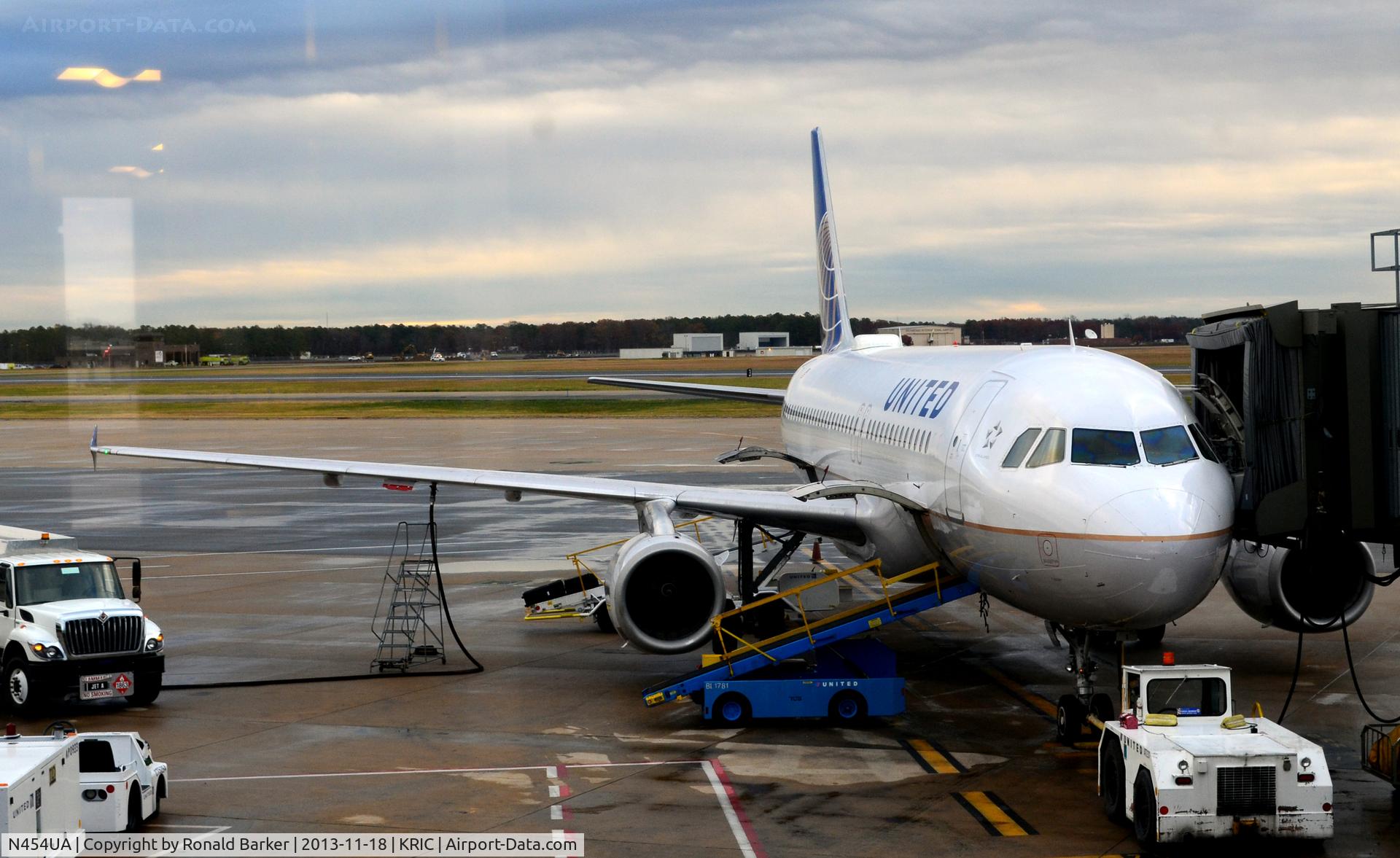 N454UA, 1999 Airbus A320-232 C/N 1104, At the gate, RIC