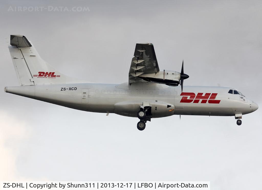 ZS-DHL, 1987 ATR 42-312 C/N 050, Landing rwy 14R with red 'DHL' titles