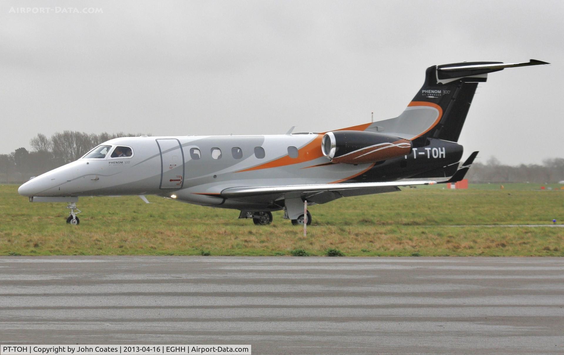 PT-TOH, 2012 Embraer EMB-505 Phenom 300 C/N 50500110, Taxiing to depart