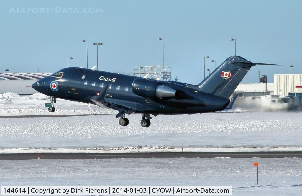 144614, 1986 Canadair CC-144B Challenger (601/CL-600-2A12) C/N 3036, Departing rwy 25R, and return 40 minutes later.
