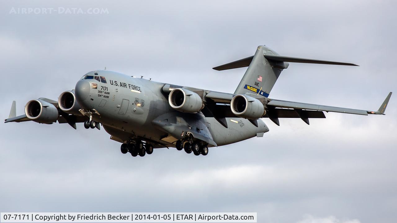 07-7171, Boeing C-17A Globemaster III C/N F-182/P-171, on final RW26