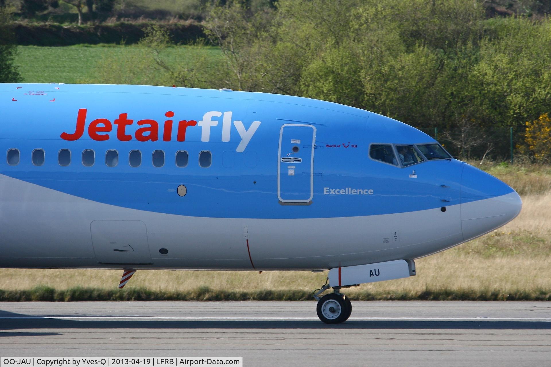 OO-JAU, 2013 Boeing 737-8K5 C/N 37250, Boeing 737-8K5, Taxiing to boarding area, Brest-Bretagne Airport (LFRB-BES)