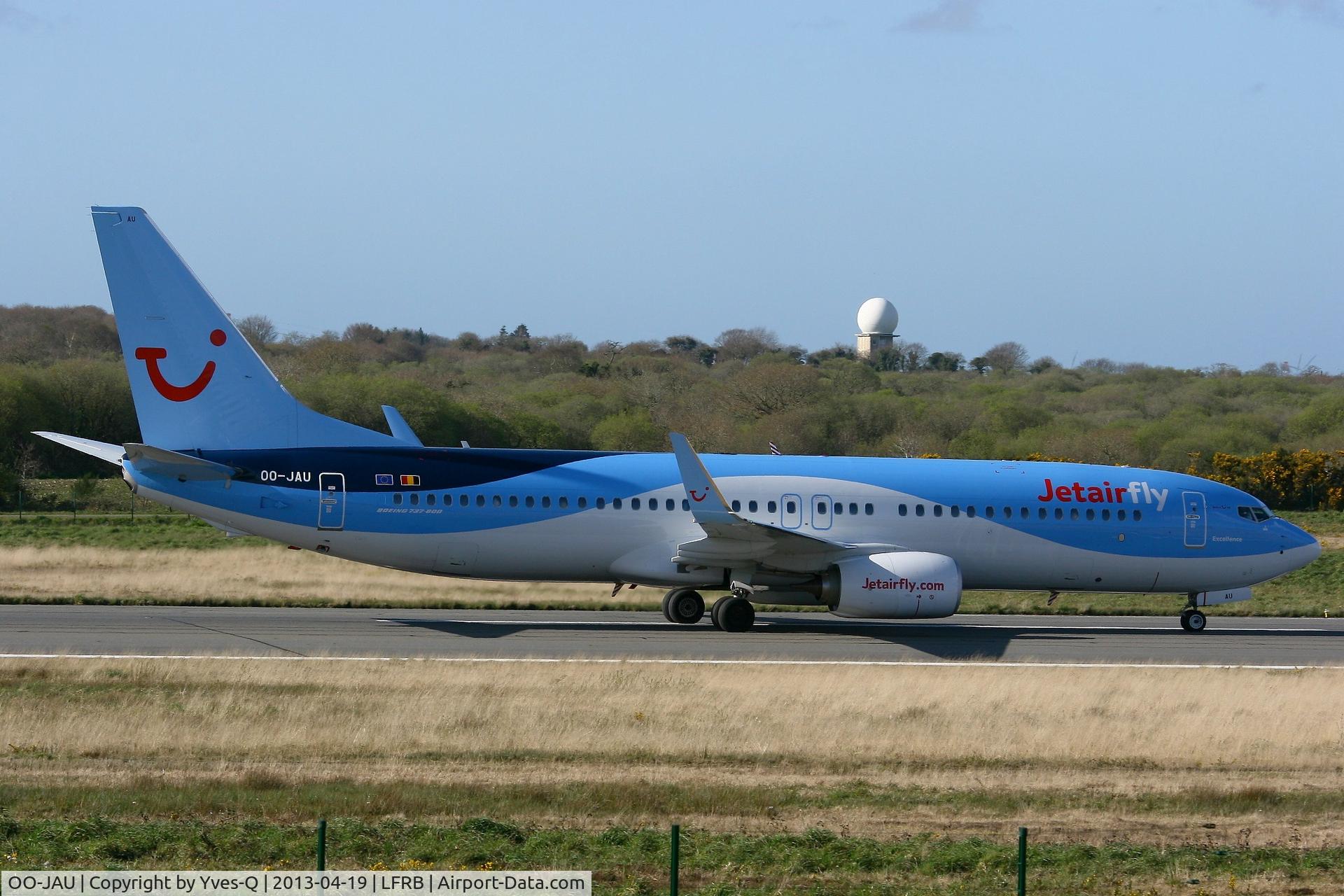 OO-JAU, 2013 Boeing 737-8K5 C/N 37250, Boeing 737-8K5, Taxiing to boarding area, Brest-Bretagne Airport (LFRB-BES)