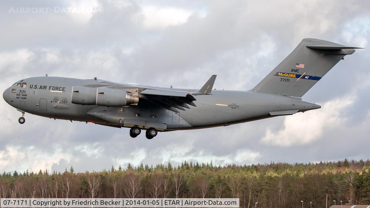 07-7171, Boeing C-17A Globemaster III C/N F-182/P-171, on final RW26