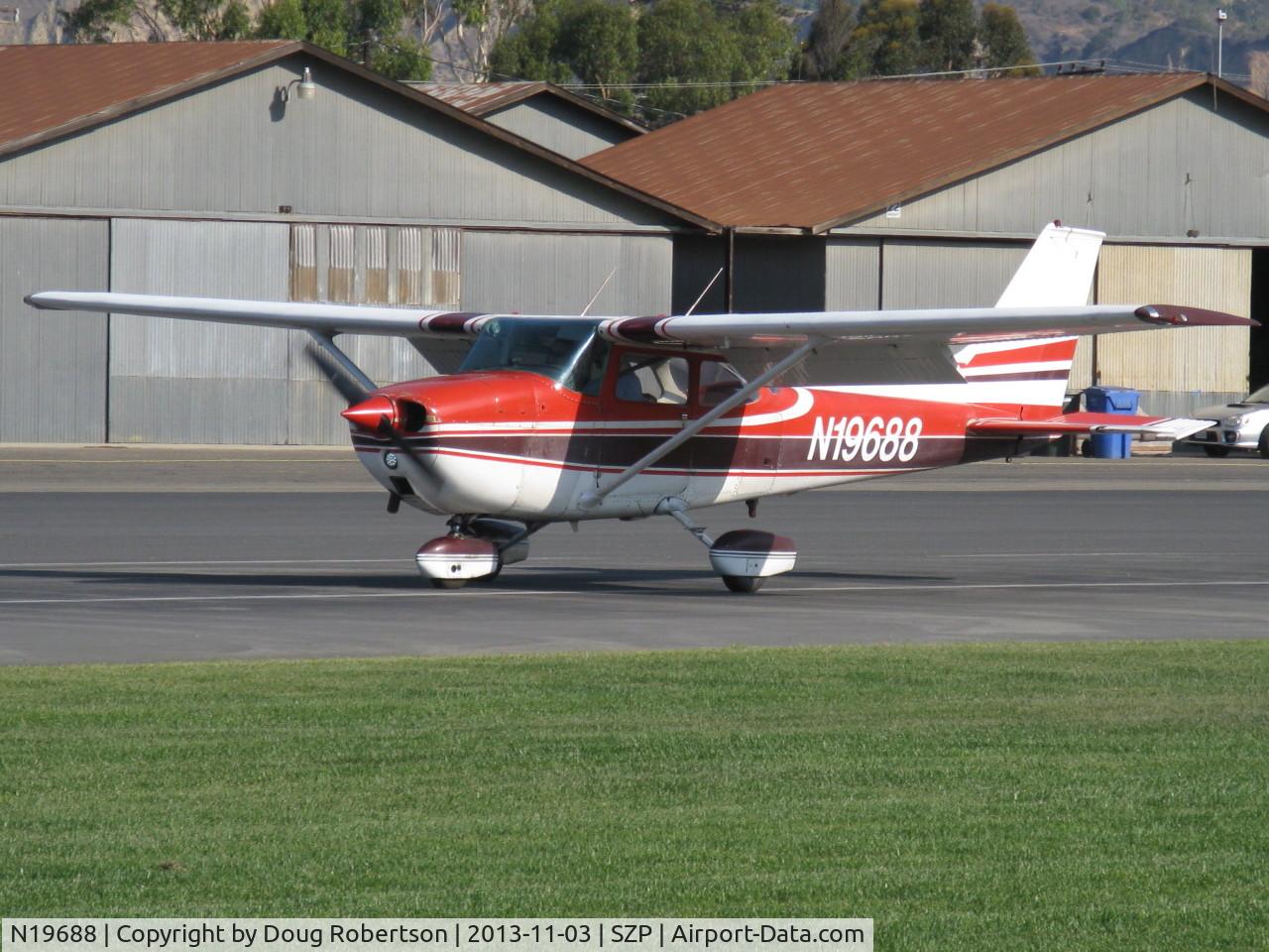 N19688, 1972 Cessna 172L C/N 17260671, 1972 Cessna 172L SKYHAWK, Lycoming O-320-E2D 150 hp, landing roll Rwy 22