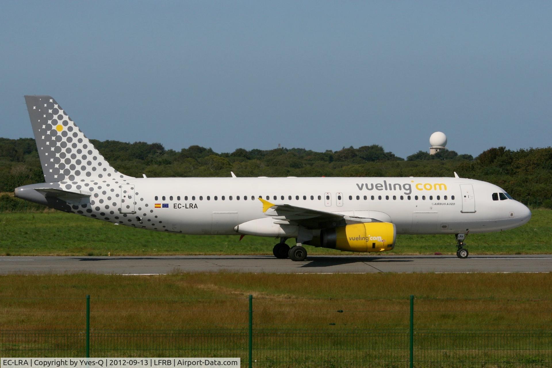 EC-LRA, 2005 Airbus A320-232 C/N 2479, Airbus A320-232, taxiing to boarding area, Brest-Bretagne Airport (LFRB-BES)