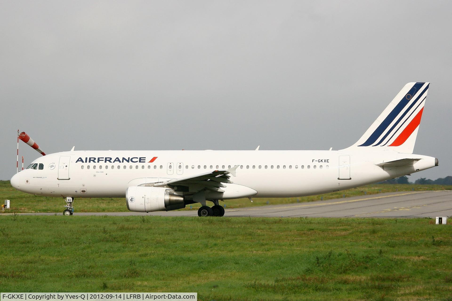 F-GKXE, 2002 Airbus A320-214 C/N 1879, Airbus A320-214, Taxiing to holding point Rwy 07R, Brest-Bretagne Airport (LFRB-BES)