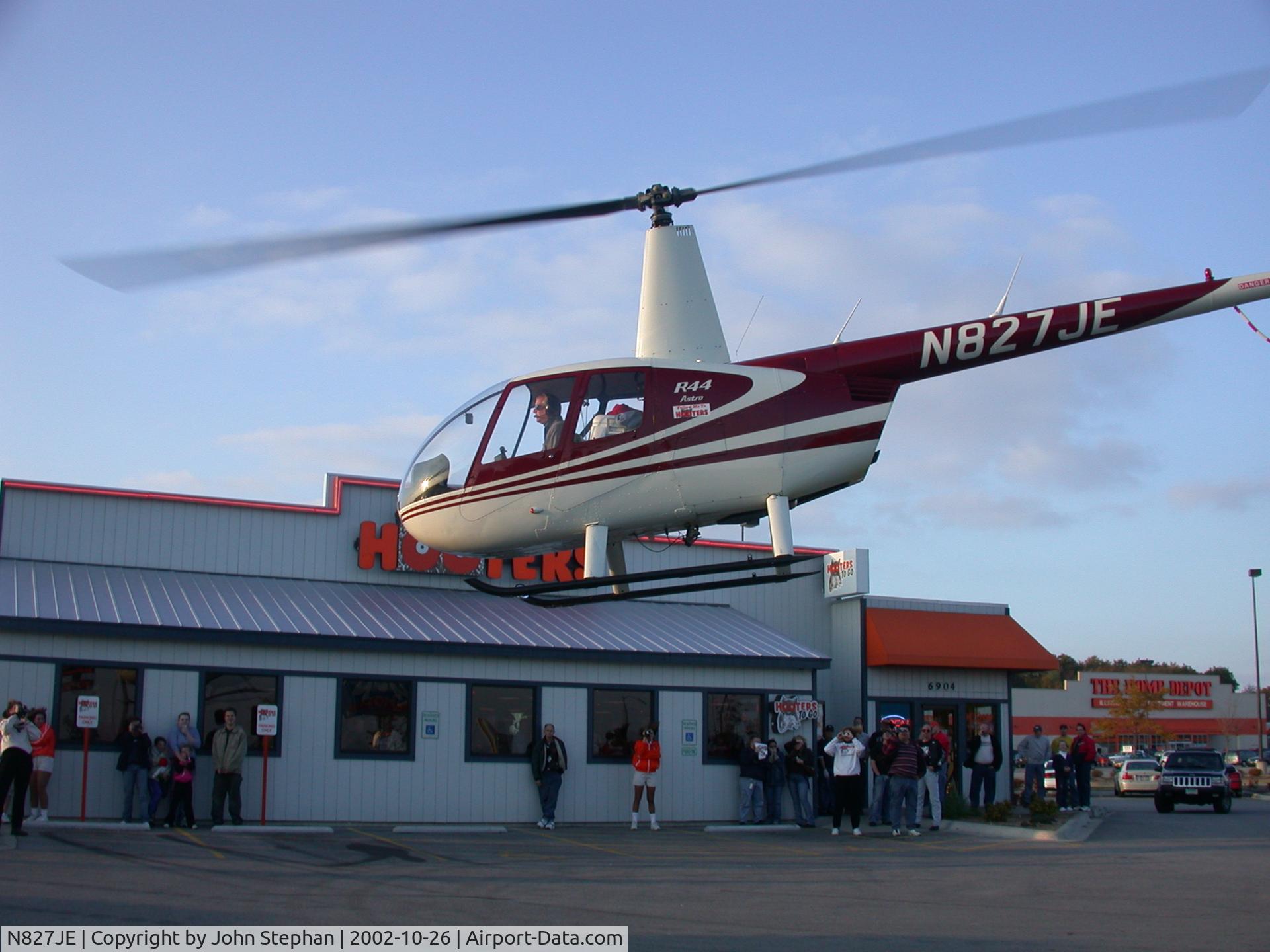 N827JE, 1995 Robinson R44 C/N 0153, R-44 N827JE
Departing Hooter's Restaurant in Rockford, Illinois
pilot: Paul Carner