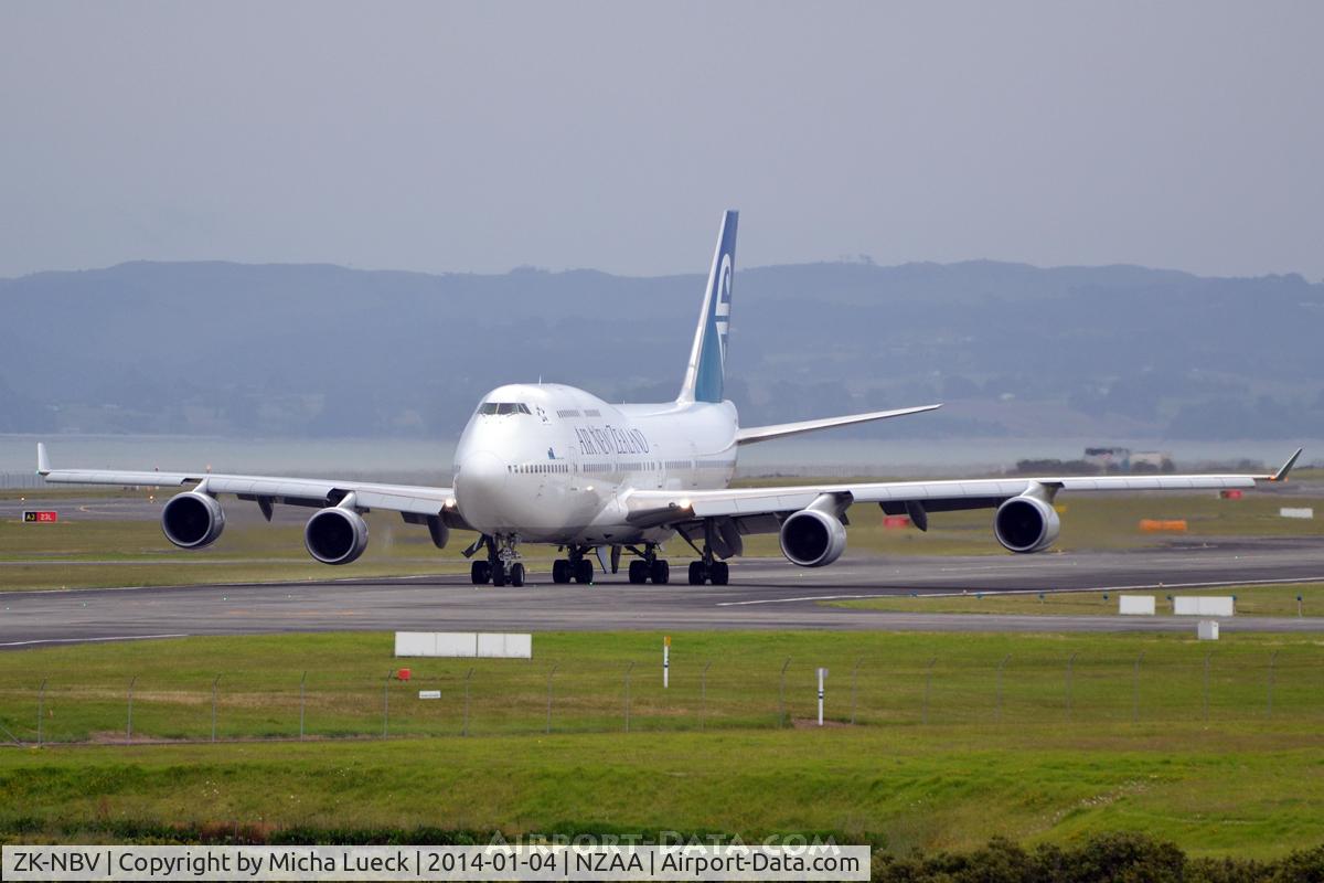ZK-NBV, 1998 Boeing 747-419 C/N 26910, At Auckland