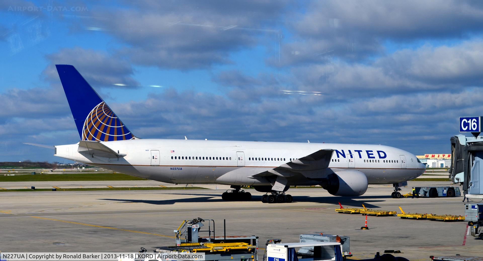N227UA, 2002 Boeing 777-222 C/N 30555, Taxi ORD
