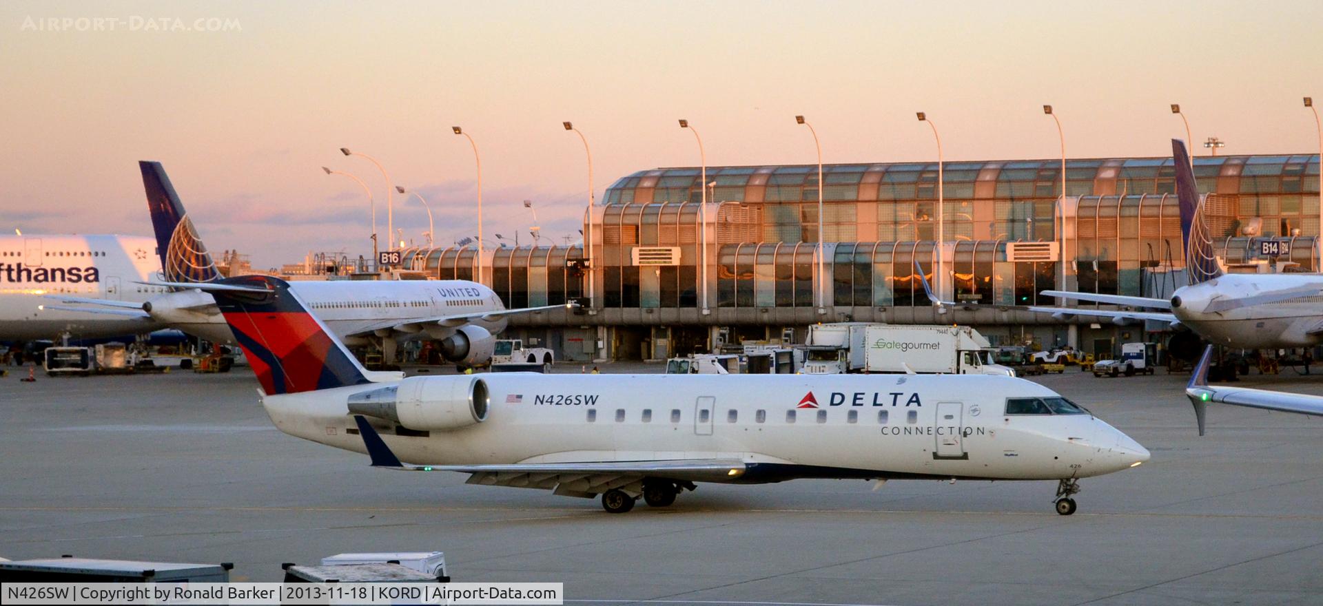N426SW, 2001 Bombardier CRJ-200LR (CL-600-2B19) C/N 7468, Taxi ORD