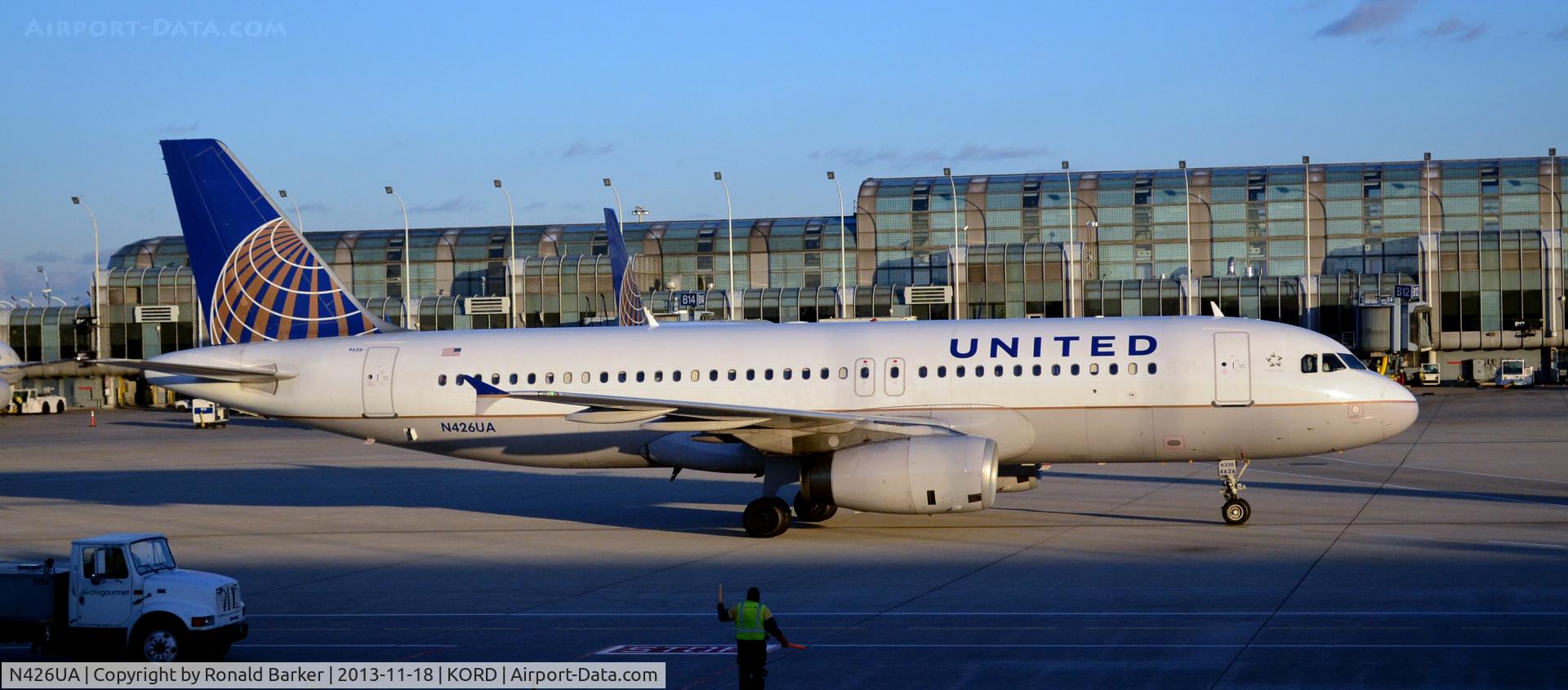 N426UA, 1995 Airbus A320-232 C/N 510, Taxi ORD