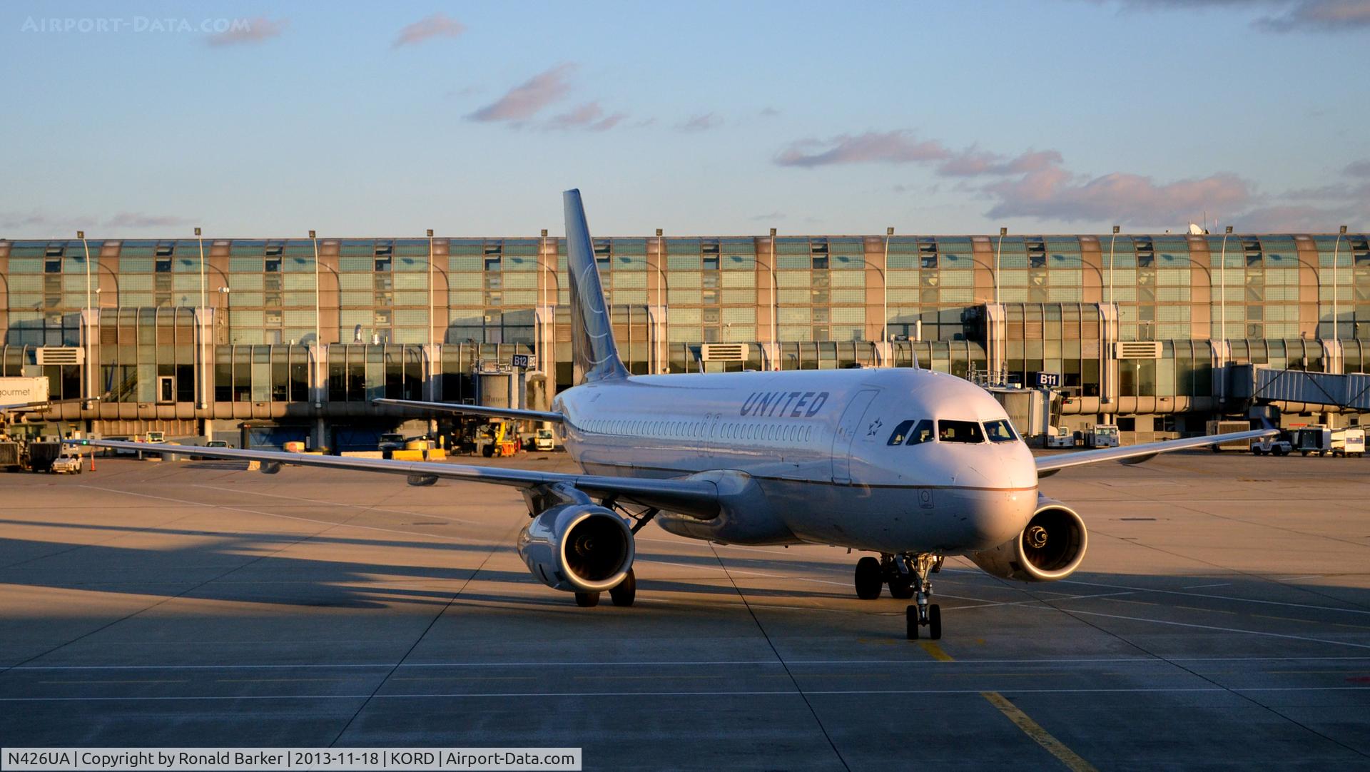 N426UA, 1995 Airbus A320-232 C/N 510, Taxi ORD