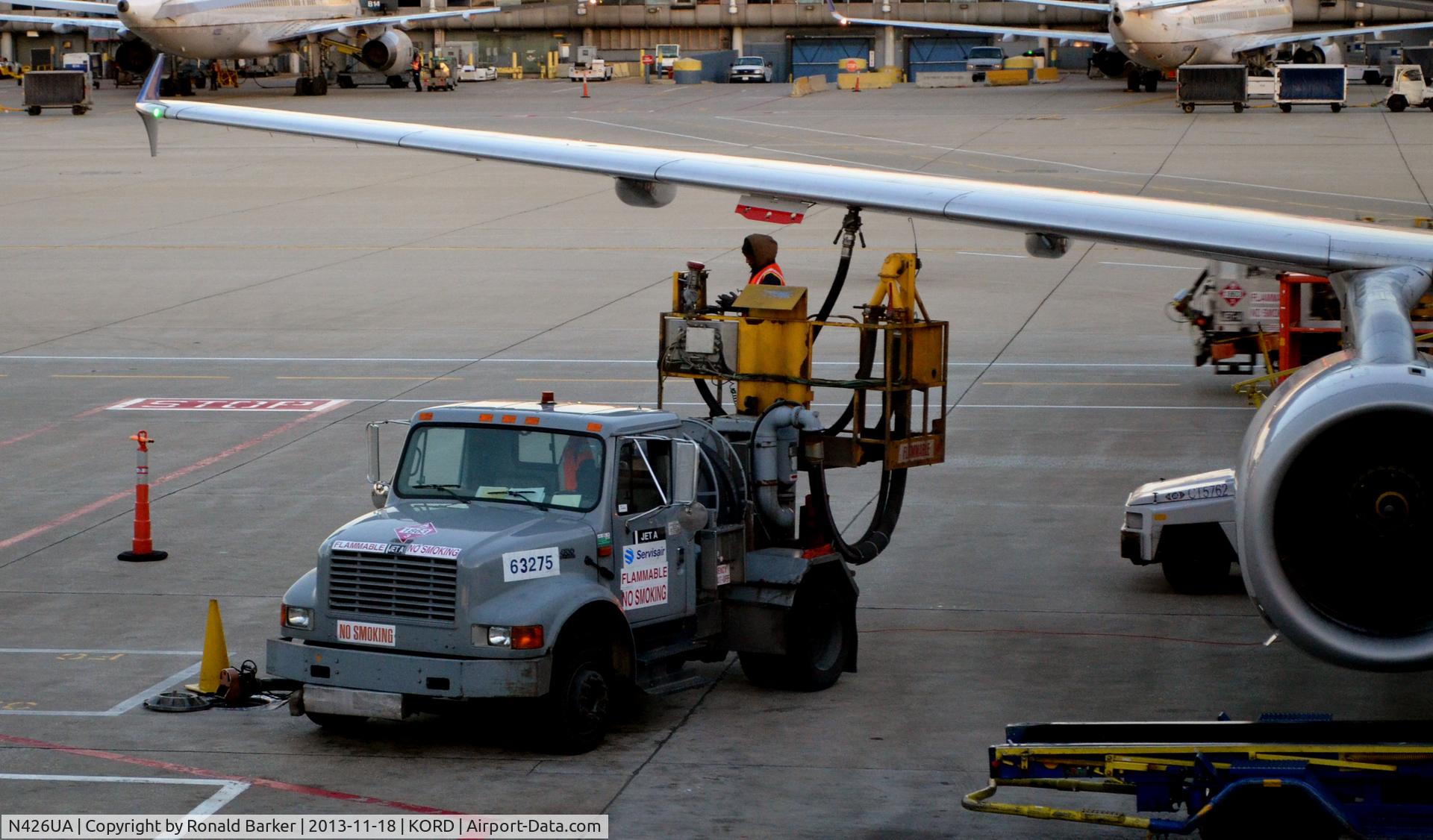 N426UA, 1995 Airbus A320-232 C/N 510, Refueling ORD