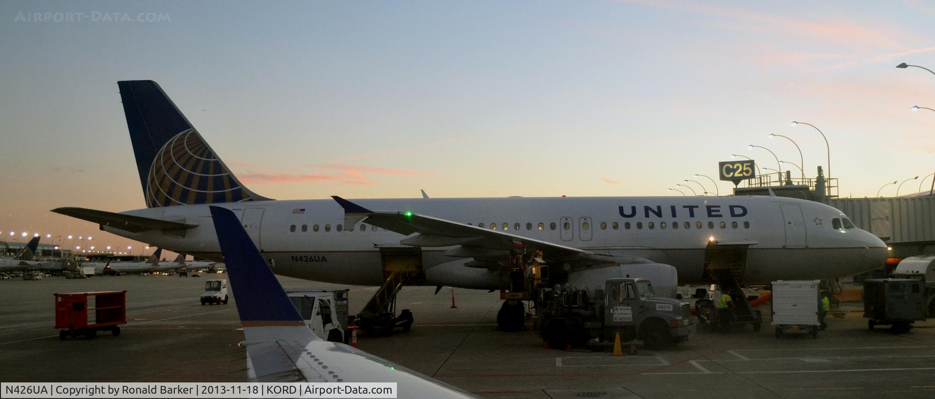 N426UA, 1995 Airbus A320-232 C/N 510, Gate C25 ORD
