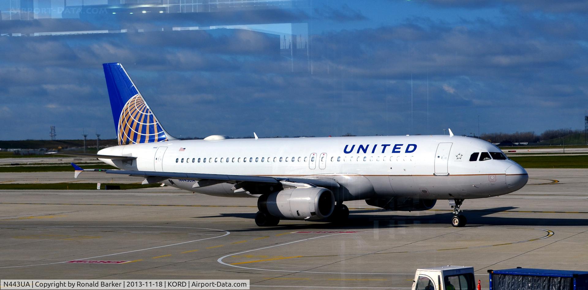 N443UA, 1998 Airbus A320-232 C/N 820, Taxi ORD