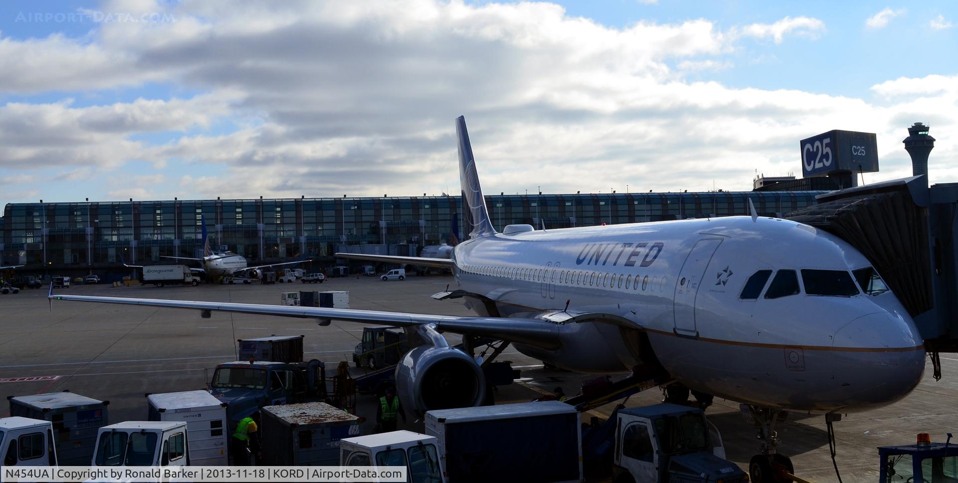 N454UA, 1999 Airbus A320-232 C/N 1104, Gate C25 ORD