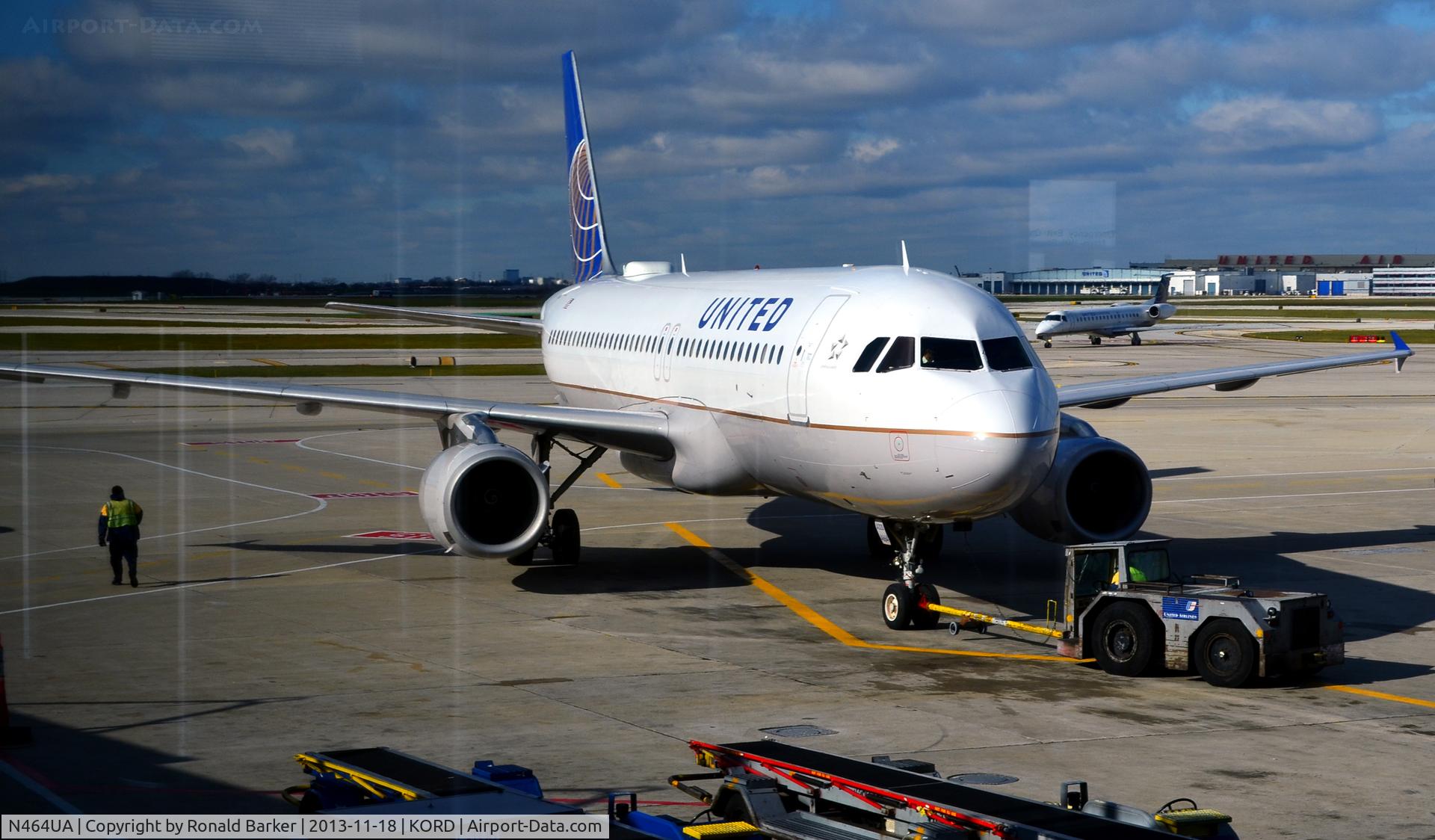 N464UA, 2000 Airbus A320-232 C/N 1290, Pushback ORD