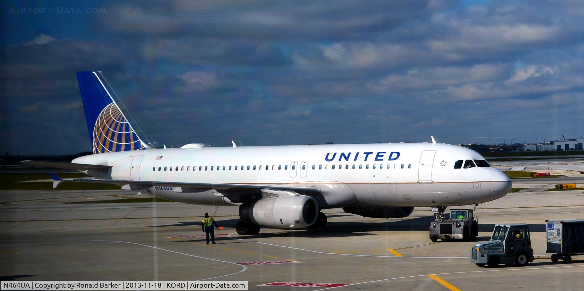N464UA, 2000 Airbus A320-232 C/N 1290, Pushback ORD