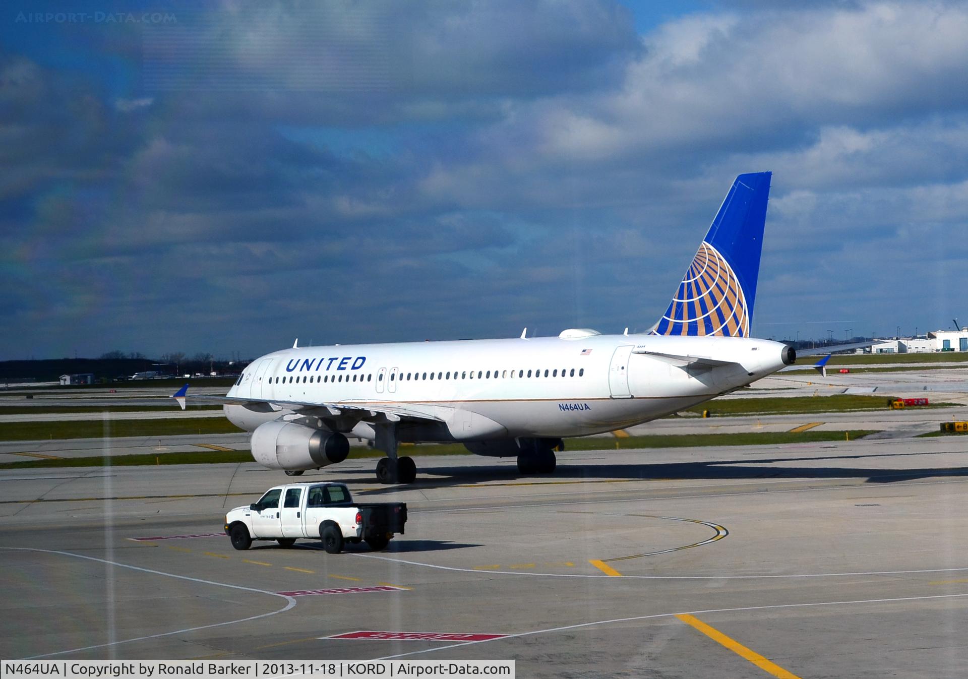 N464UA, 2000 Airbus A320-232 C/N 1290, Taxi ORD