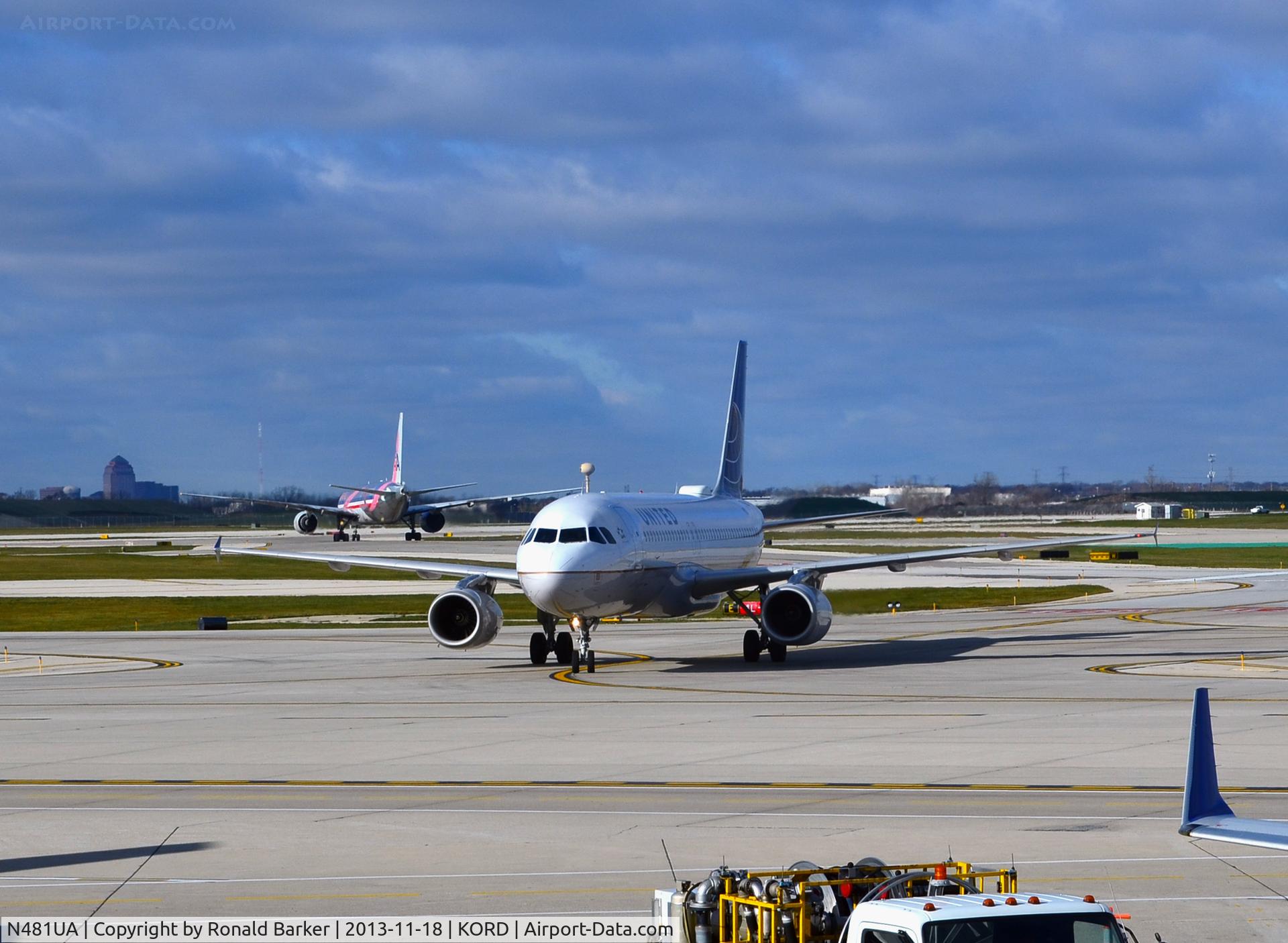 N481UA, 2001 Airbus A320-232 C/N 1559, Taxi ORD