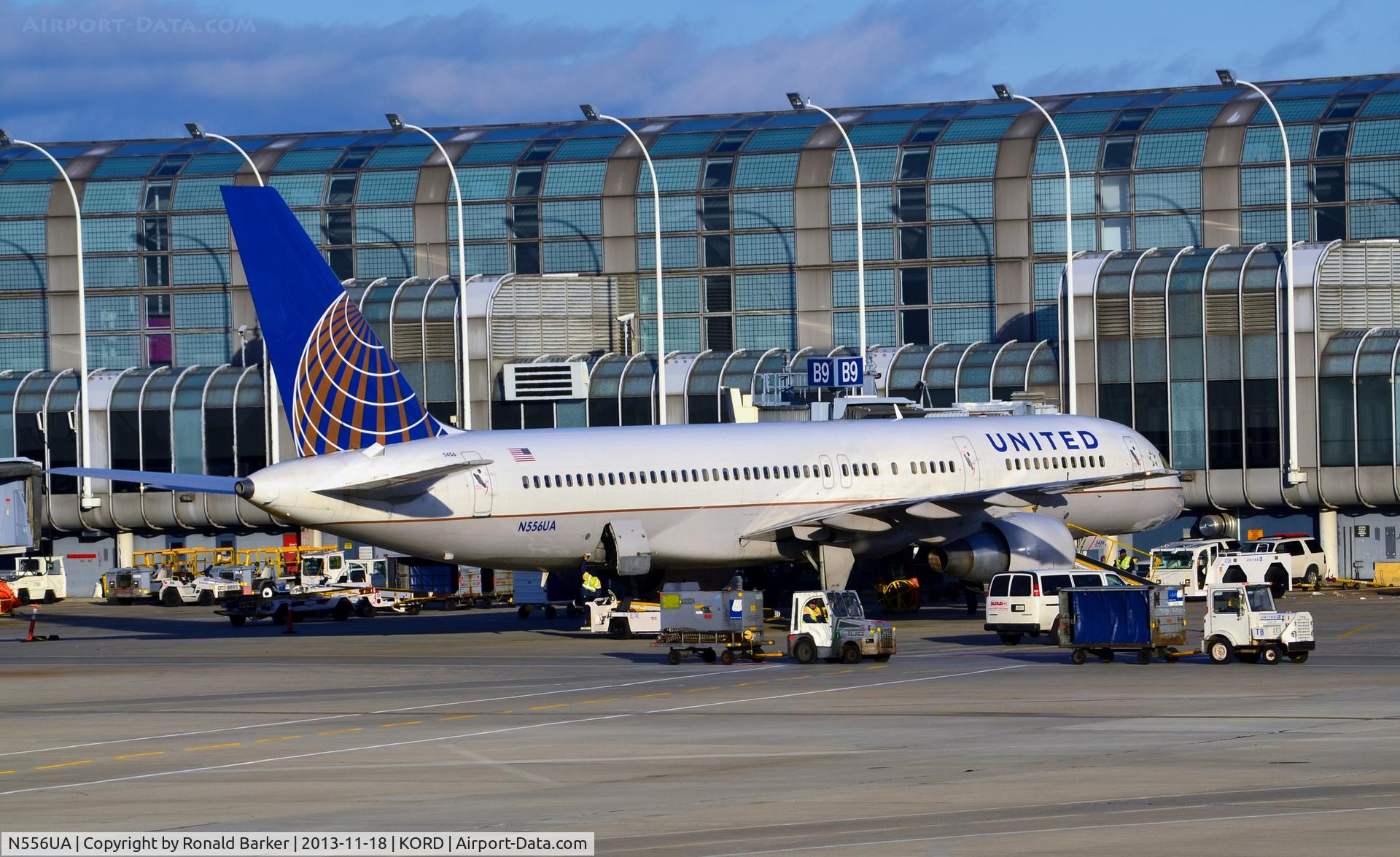 N556UA, 1992 Boeing 757-222 C/N 26650, Gate B9  ORD
