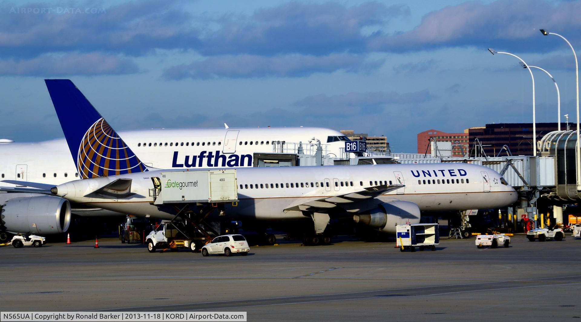 N565UA, 1992 Boeing 757-222 C/N 26669, Gate B16 ORD