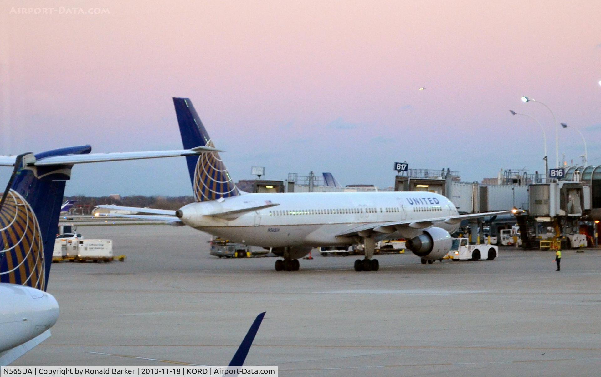 N565UA, 1992 Boeing 757-222 C/N 26669, Taxi ORD