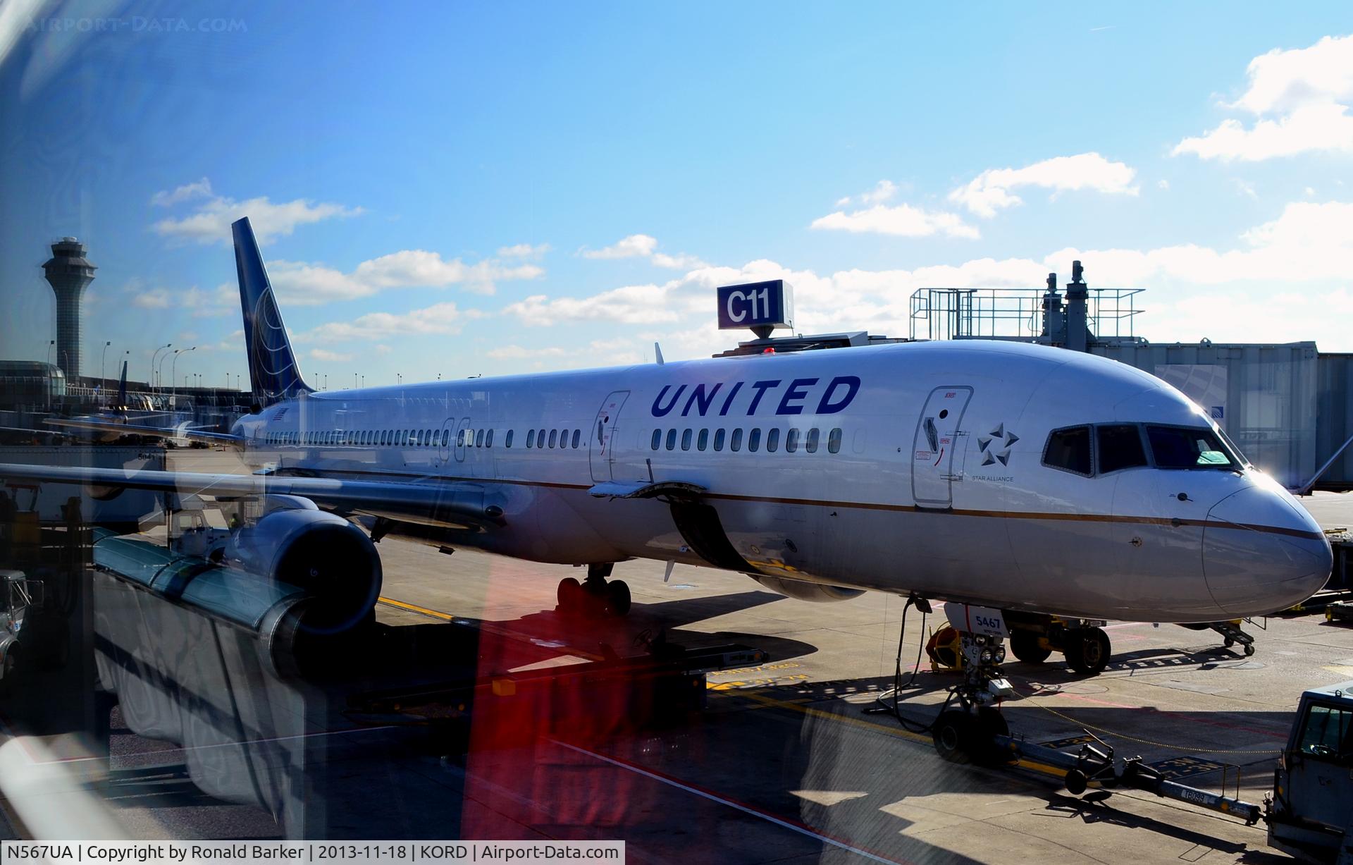 N567UA, 1992 Boeing 757-222 C/N 26673, Gate C11 ORD
