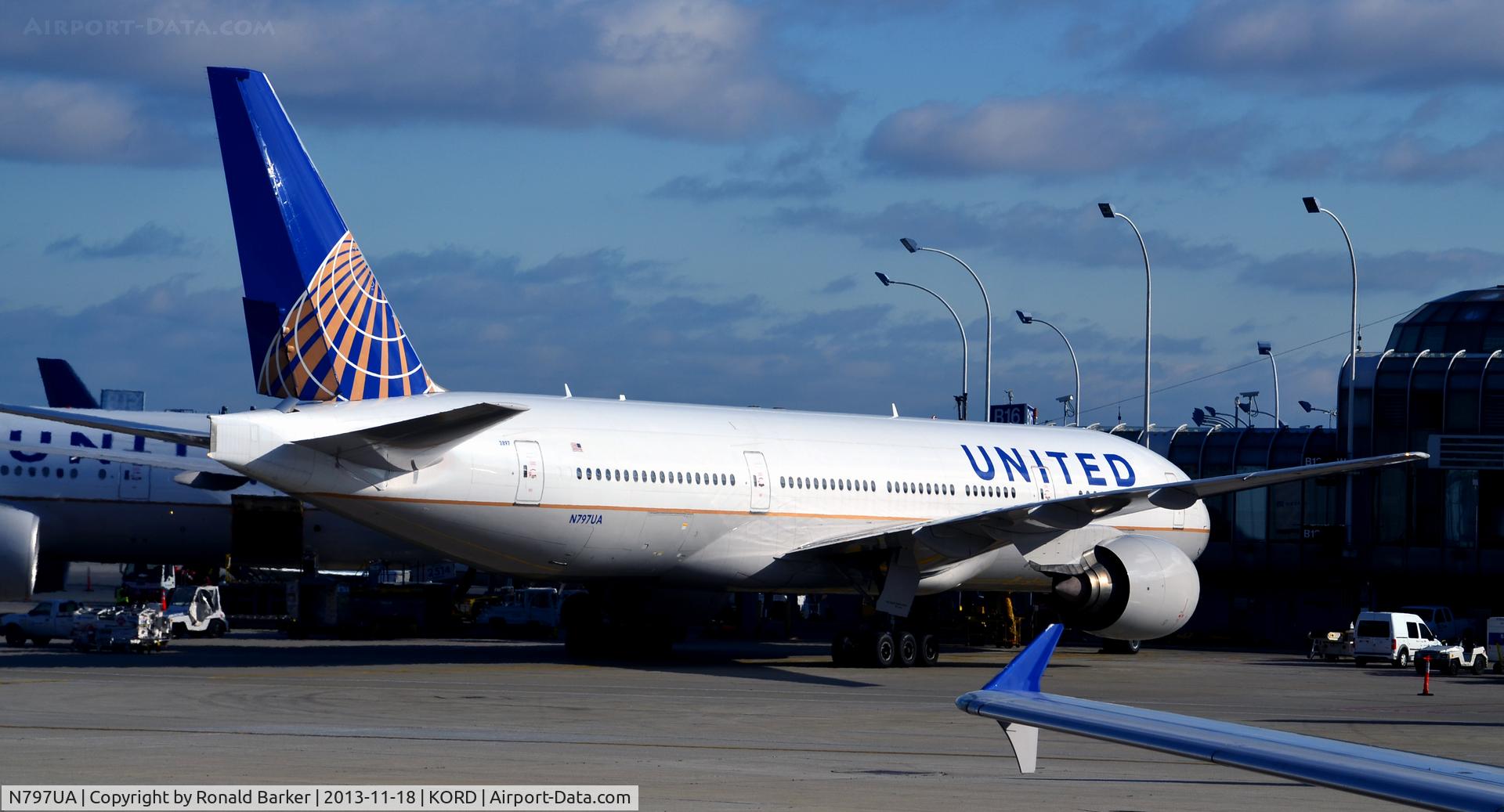N797UA, 1998 Boeing 777-222 C/N 26924, Gate B16 ORD