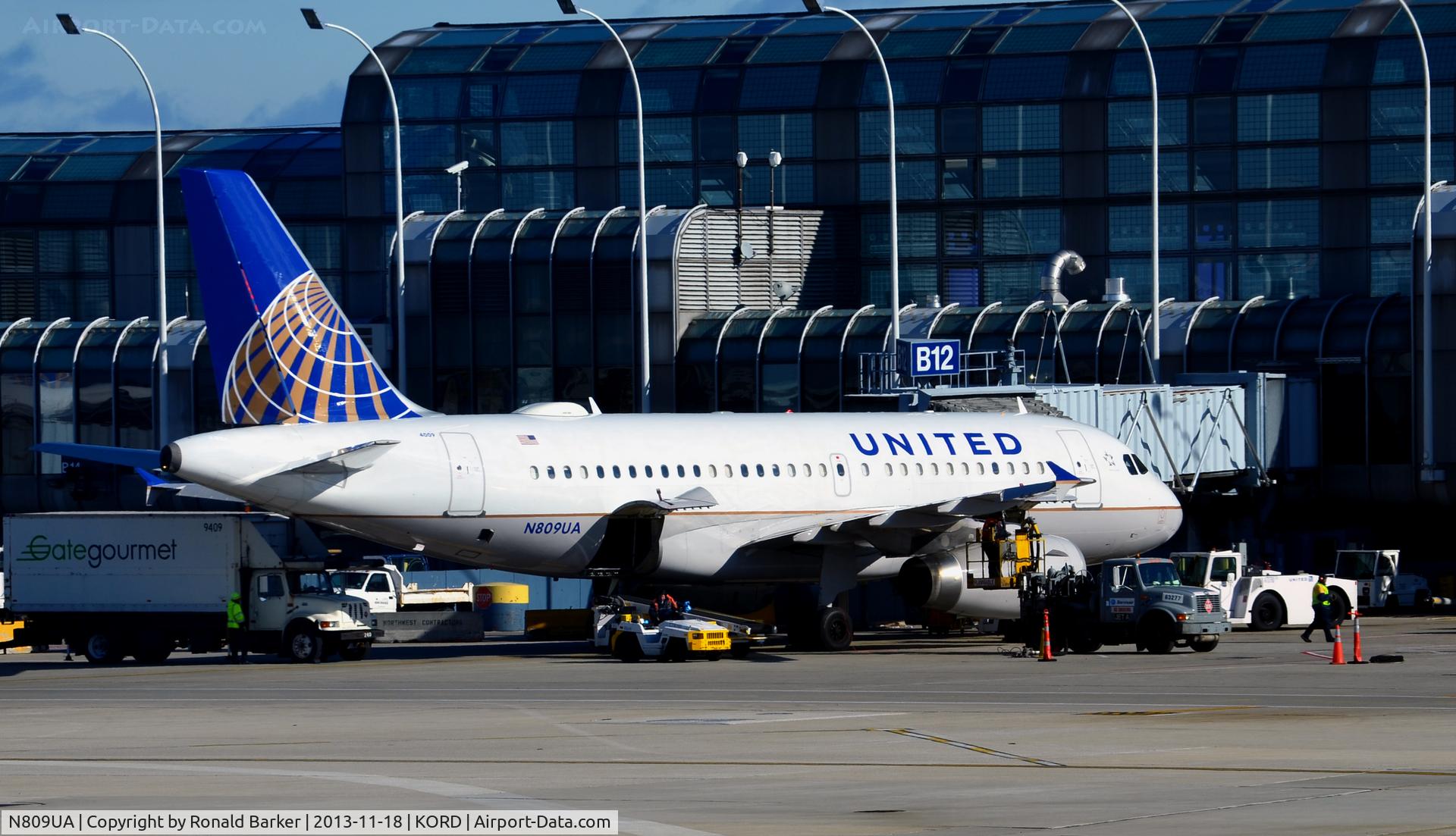 N809UA, 1998 Airbus A319-131 C/N 825, Gate B12 ORD