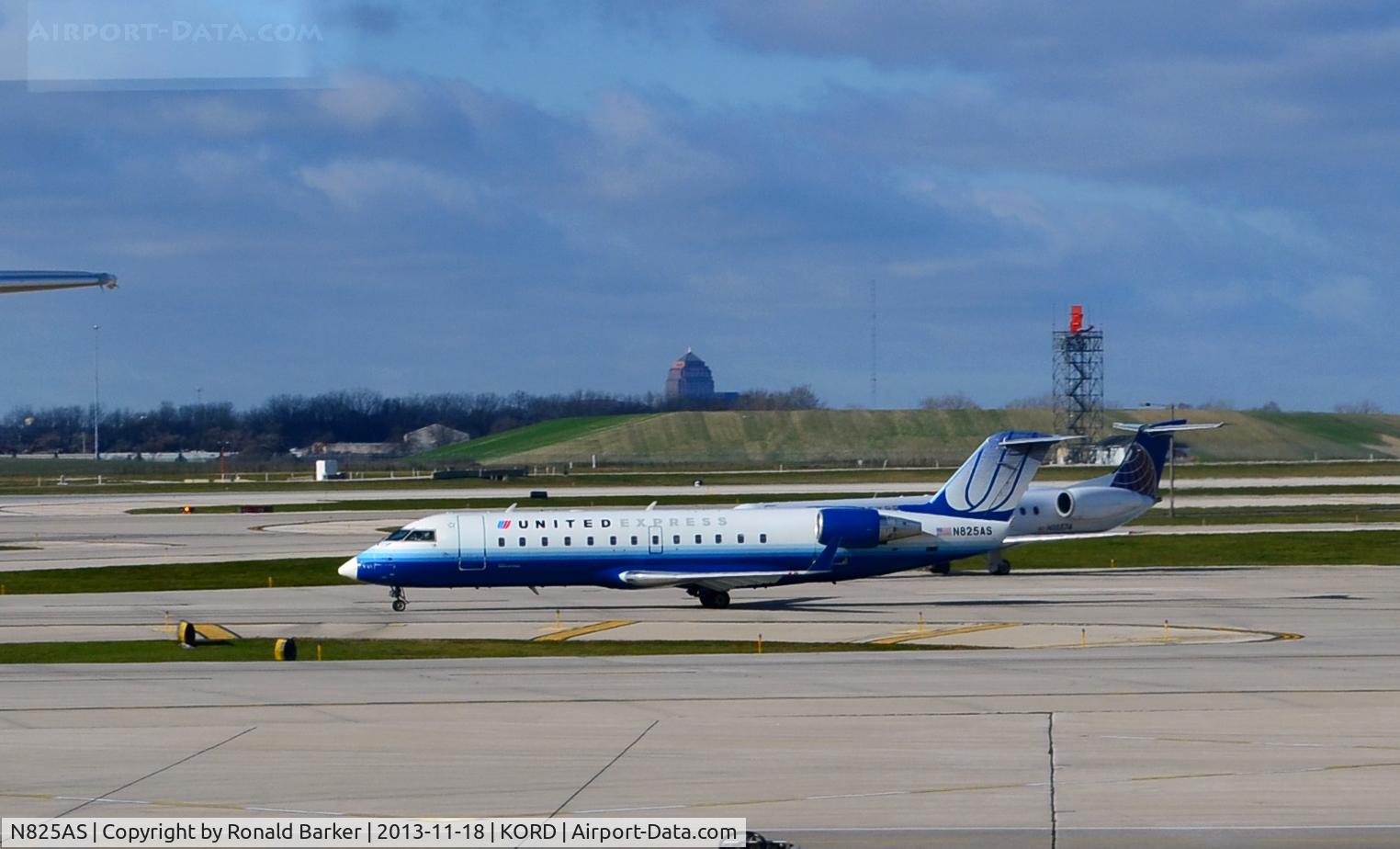 N825AS, 1997 Canadair CRJ-200ER (CL-600-2B19) C/N 7207, Taxi ORD