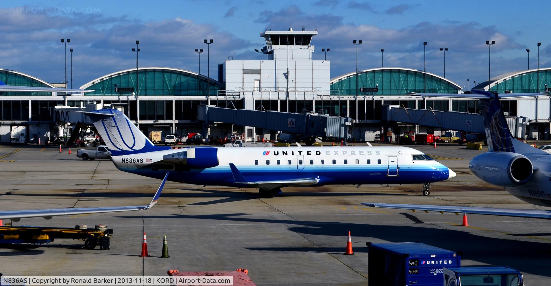 N836AS, 1998 Bombardier CRJ-200ER (CL-600-2B19) C/N 7263, Taxi ORD