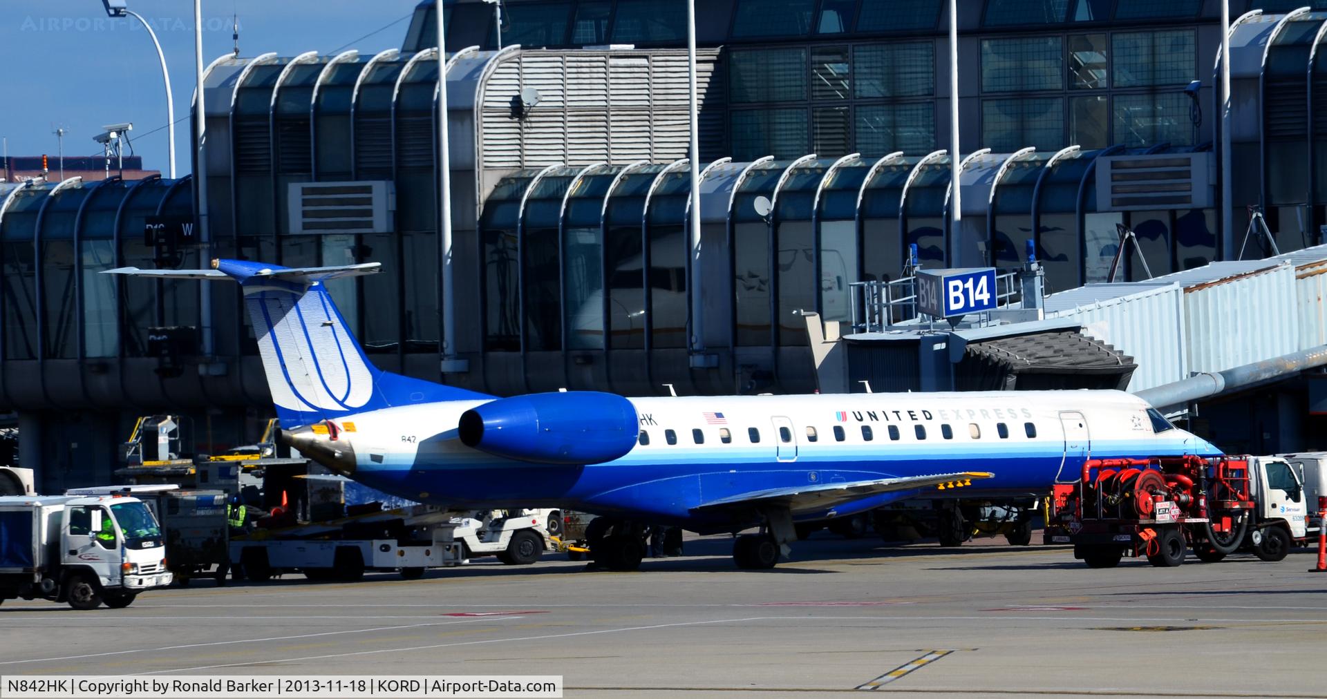 N842HK, 2004 Embraer ERJ-145LR (EMB-145LR) C/N 14500830, Gate B14 ORD