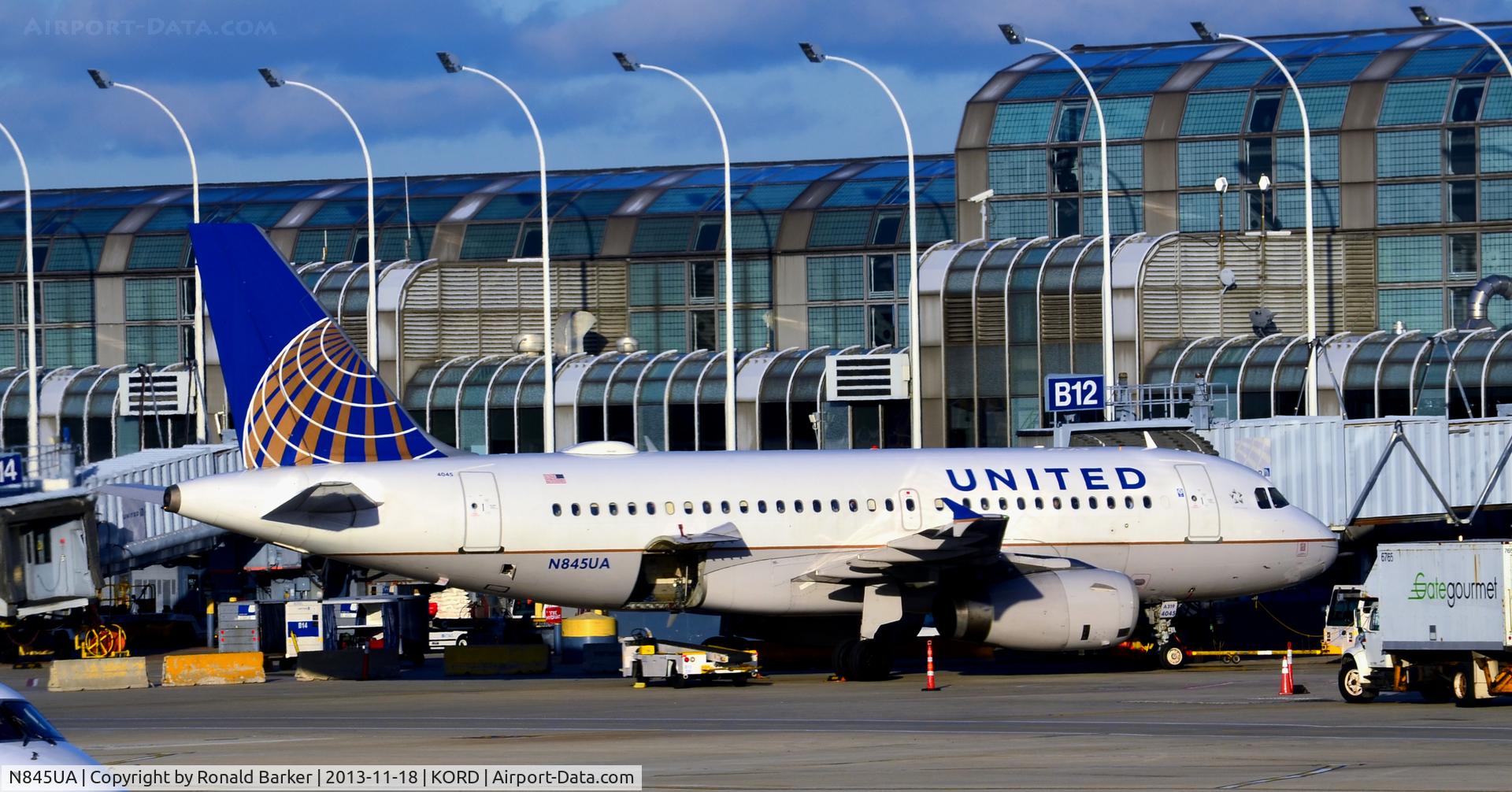 N845UA, 2001 Airbus A319-131 C/N 1585, Gate B12 ORD