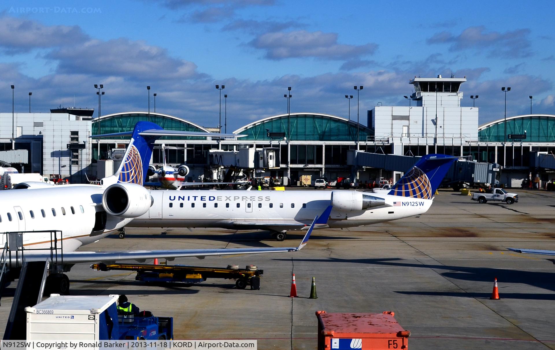 N912SW, 2001 Bombardier CRJ-200LR (CL-600-2B19) C/N 7595, Taxi ORD