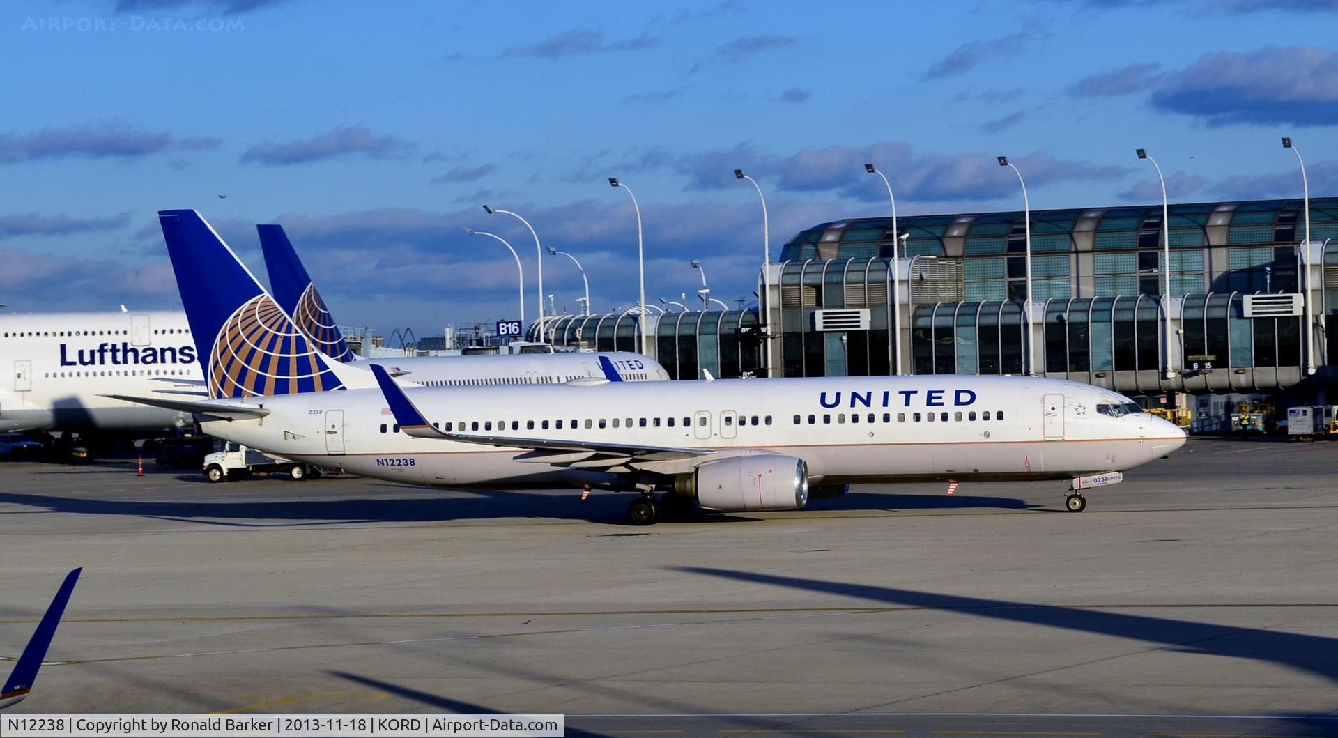 N12238, 1999 Boeing 737-824 C/N 28804, Taxi O'Hare