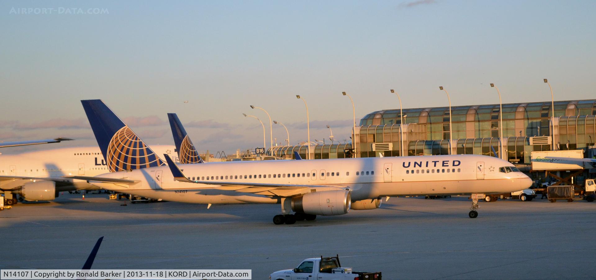N14107, 1994 Boeing 757-224 C/N 27297, Taxi ORD