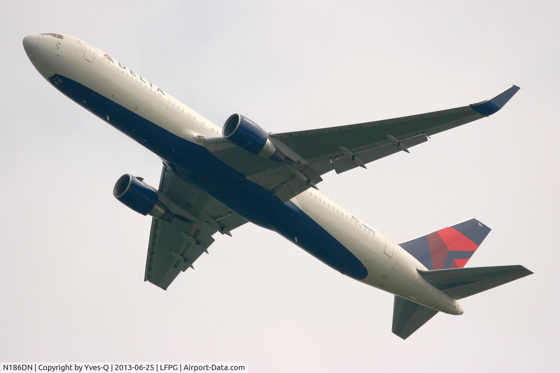 N186DN, 1995 Boeing 767-332 C/N 27962, Boeing 767-332, Take off Rwy 27L, Roissy Charles De Gaulle Airport (LFPG-CDG)