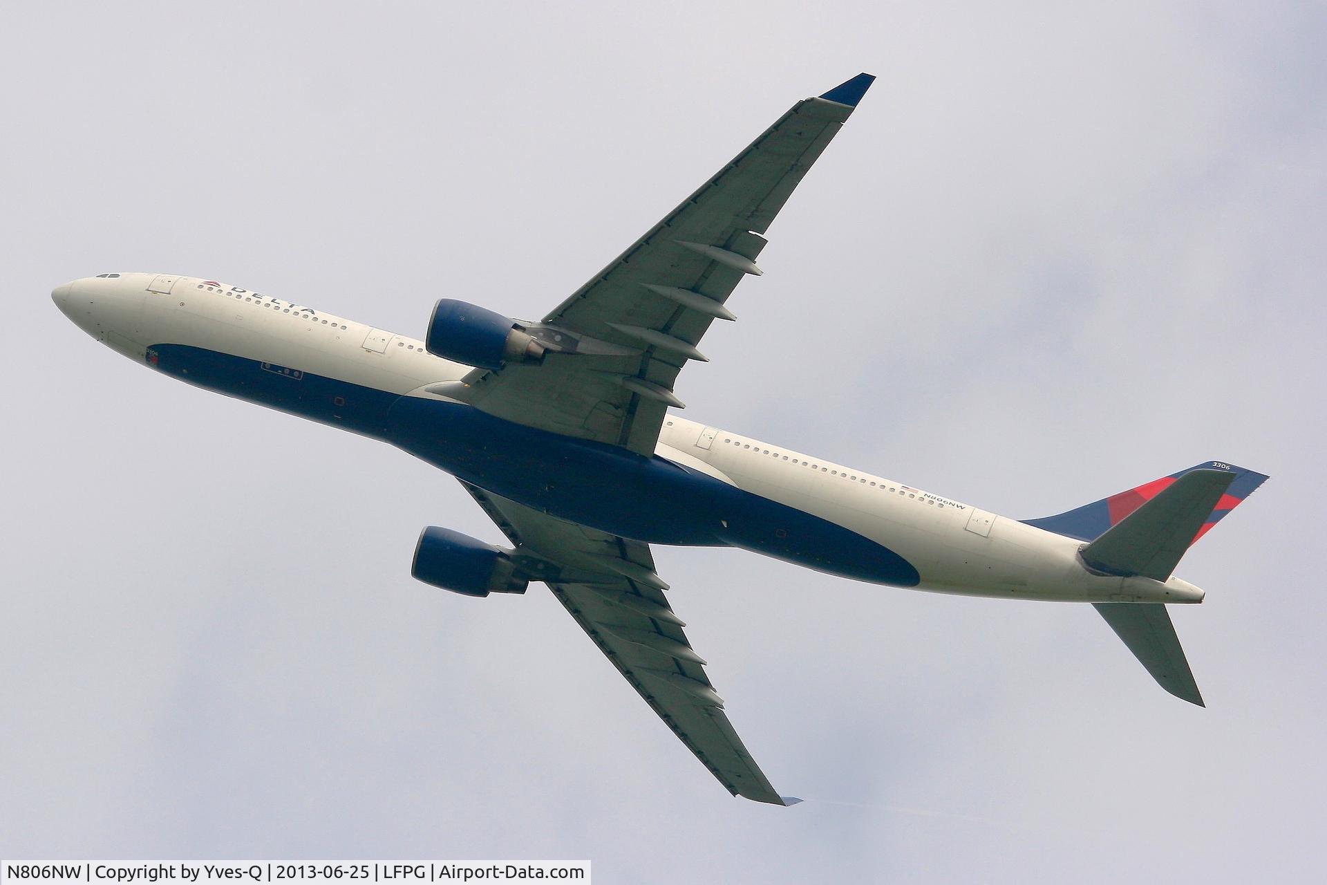 N806NW, 2004 Airbus A330-323 C/N 578, Airbus A330-323, Take off Rwy 27L, Roissy Charles De Gaulle Airport (LFPG-CDG)
