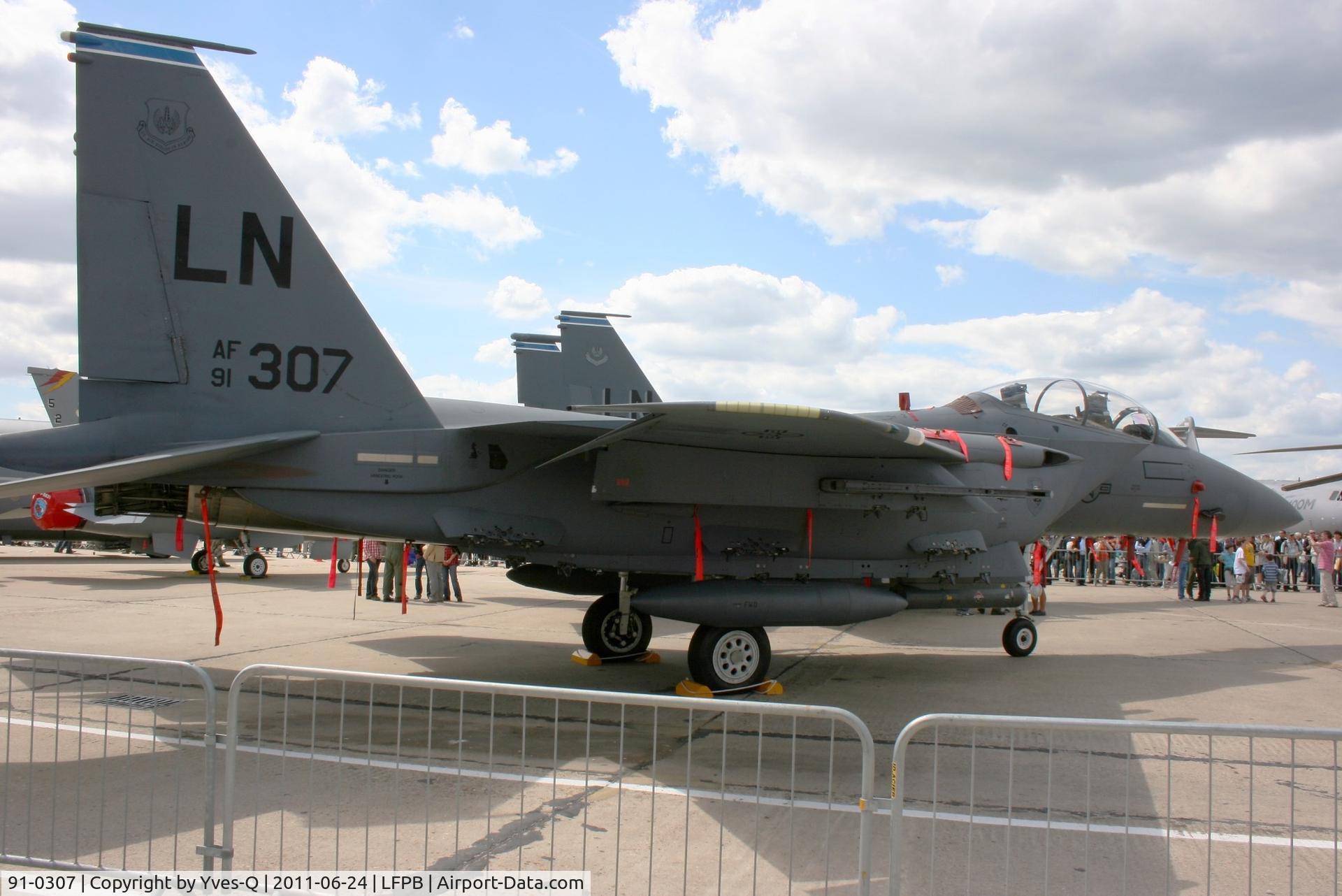 91-0307, 1991 McDonnell Douglas F-15E Strike Eagle C/N 1214, USAF McDonnell Douglas F-15 E Strike Eagle, Static display Paris-Le Bourget Air Show 2011. It has blue and white stripes of the 492FS from the 48FW based at Lakenheath.