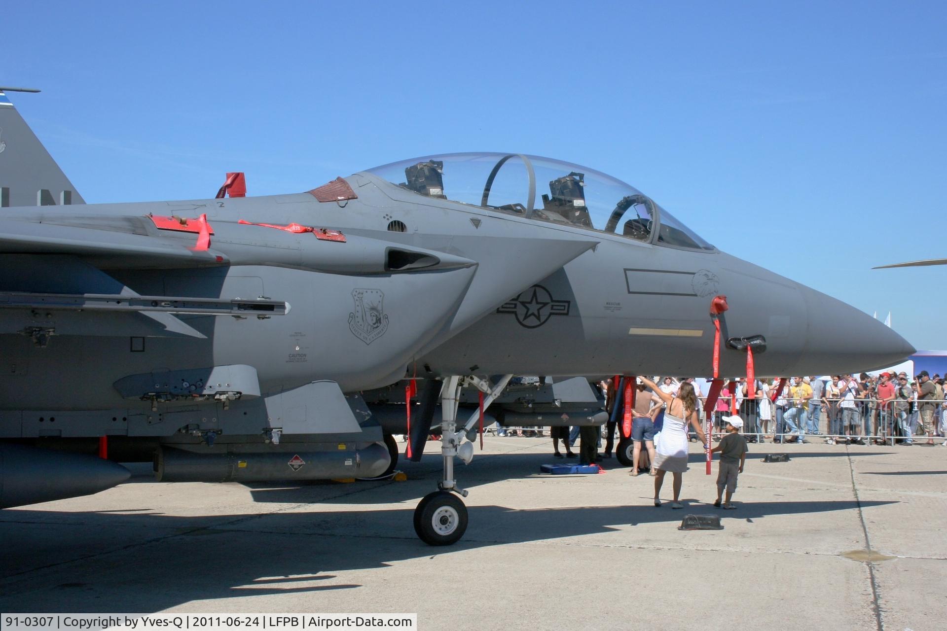 91-0307, 1991 McDonnell Douglas F-15E Strike Eagle C/N 1214, USAF McDonnell Douglas F-15 E Strike Eagle, Static display Paris-Le Bourget Air Show 2011. It has blue and white stripes of the 492FS from the 48FW based at Lakenheath.