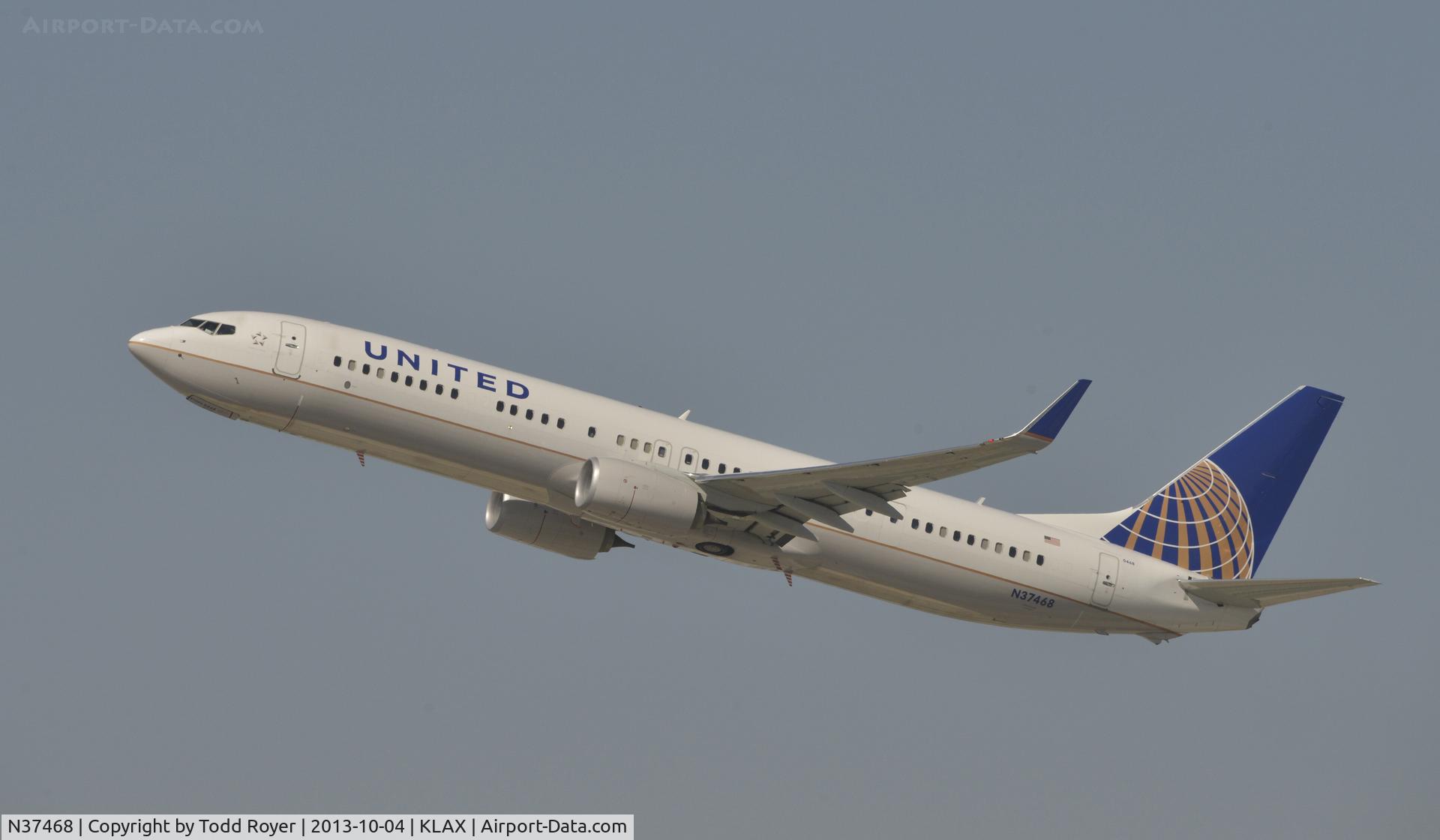 N37468, 2013 Boeing 737-924/ER C/N 32836, Departing LAX